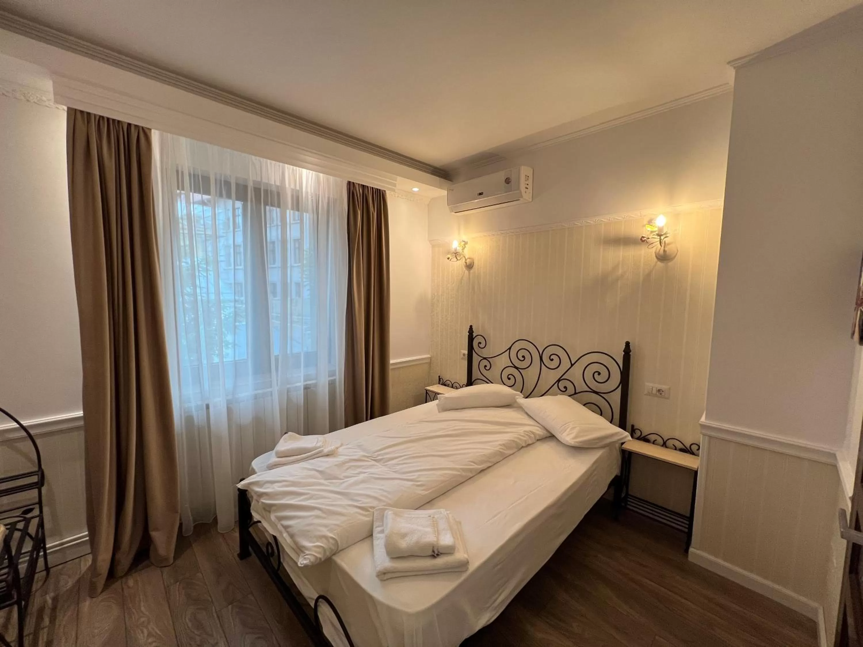 Bed in Hotel Boutique Cathedral Plaza Residences room for rent downtown