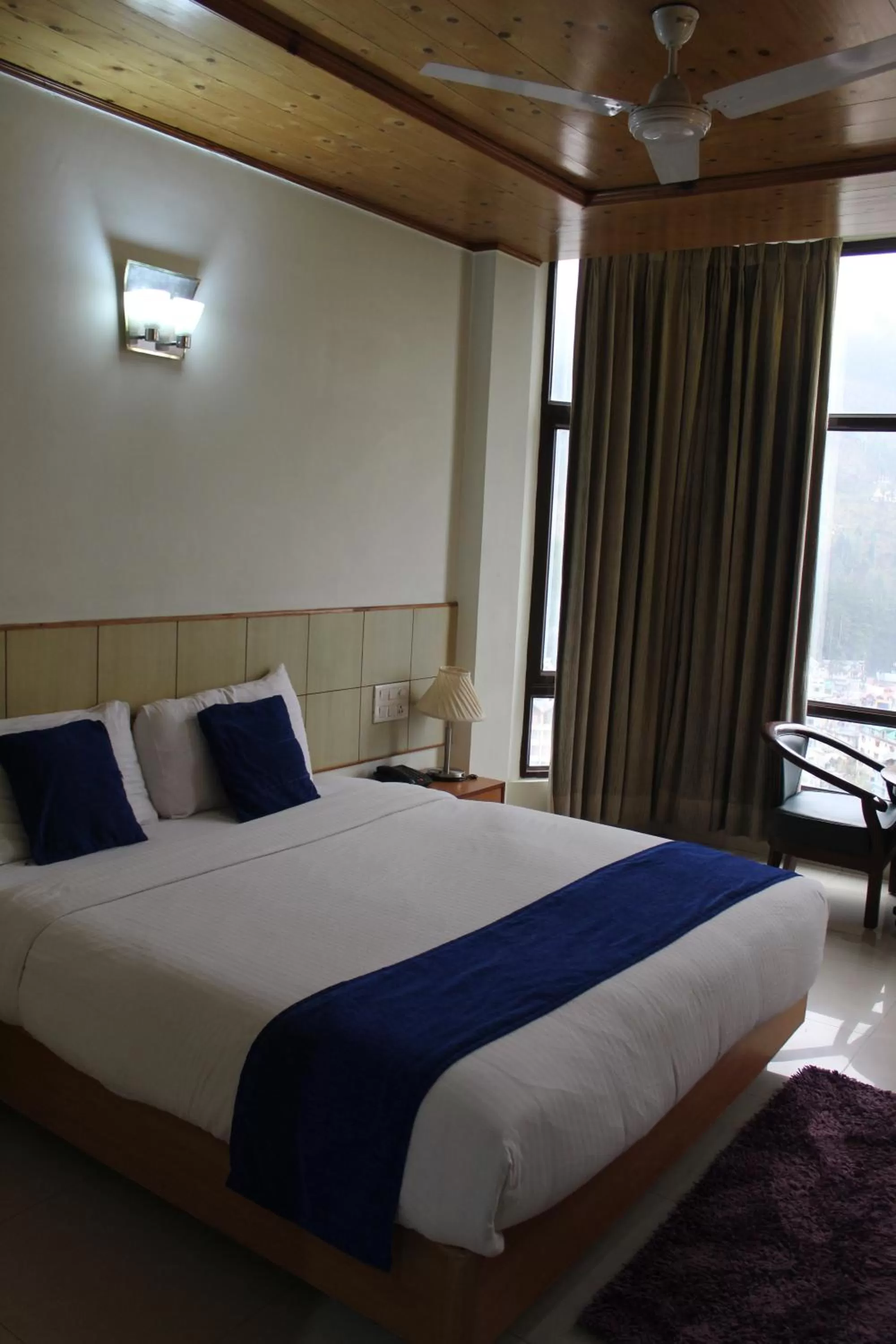 Bed in Hotel Broadways Inn