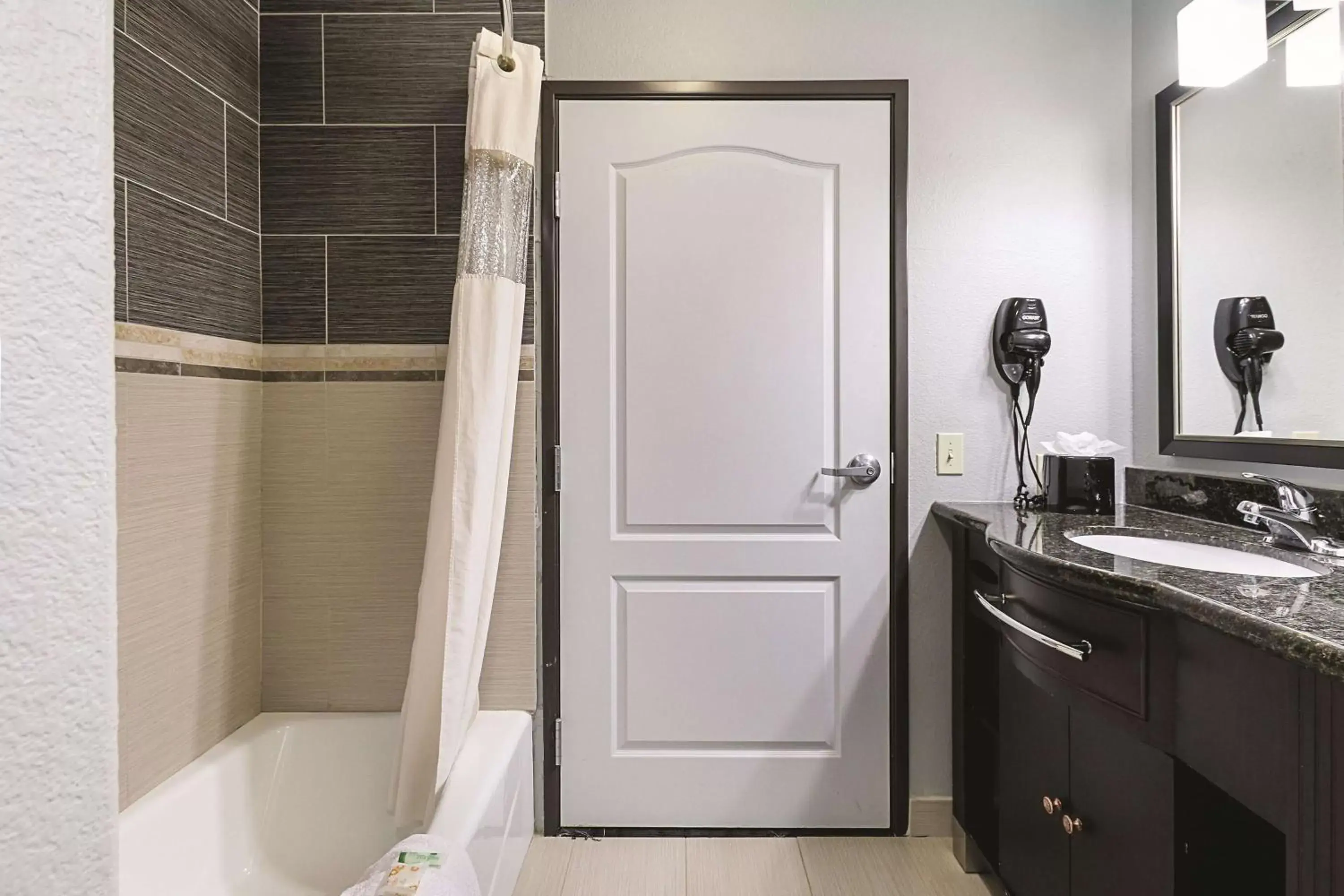 Photo of the whole room, Bathroom in La Quinta Inn & Suites by Wyndham South Dallas - Hutchins