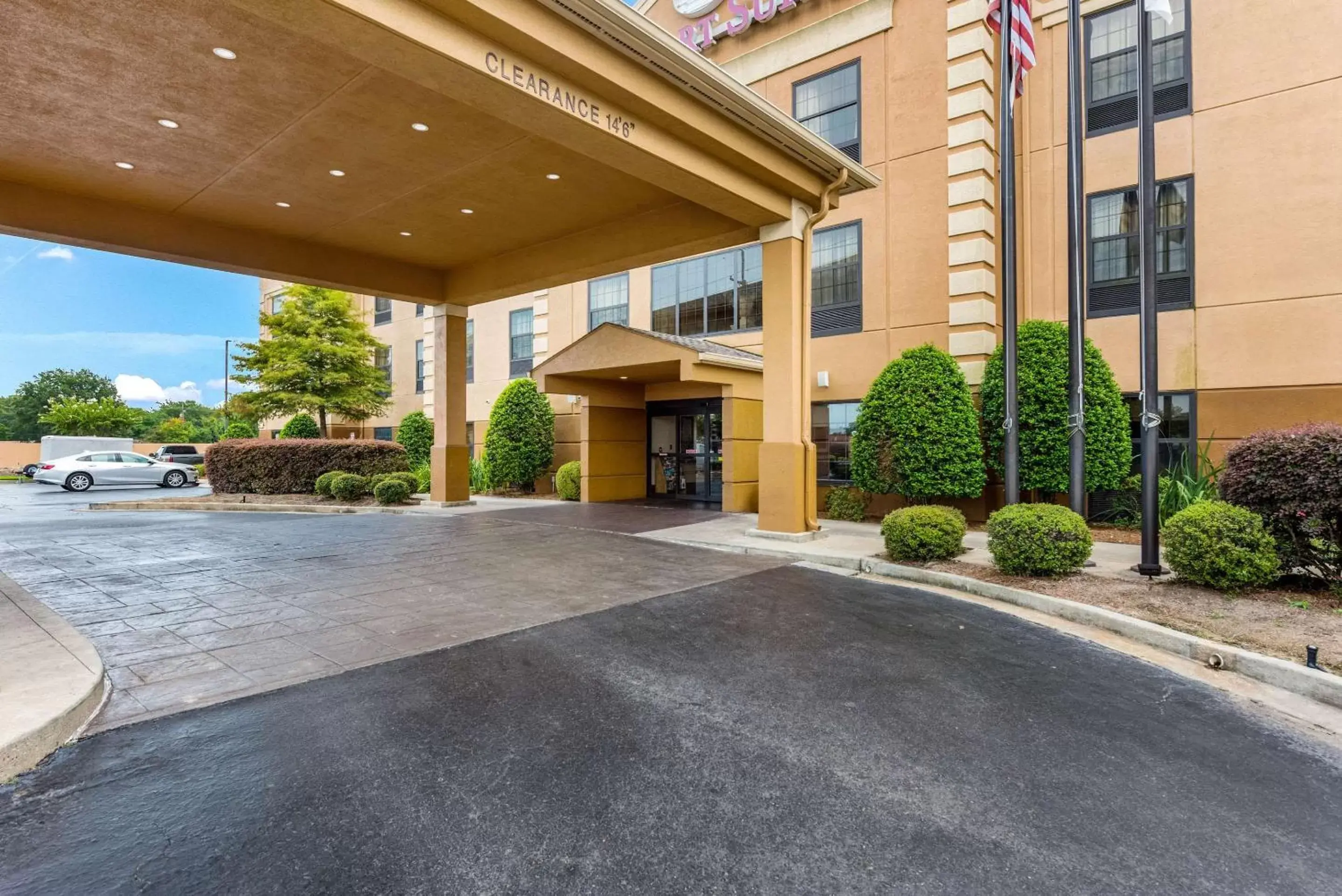 Property building in Comfort Suites Monroe