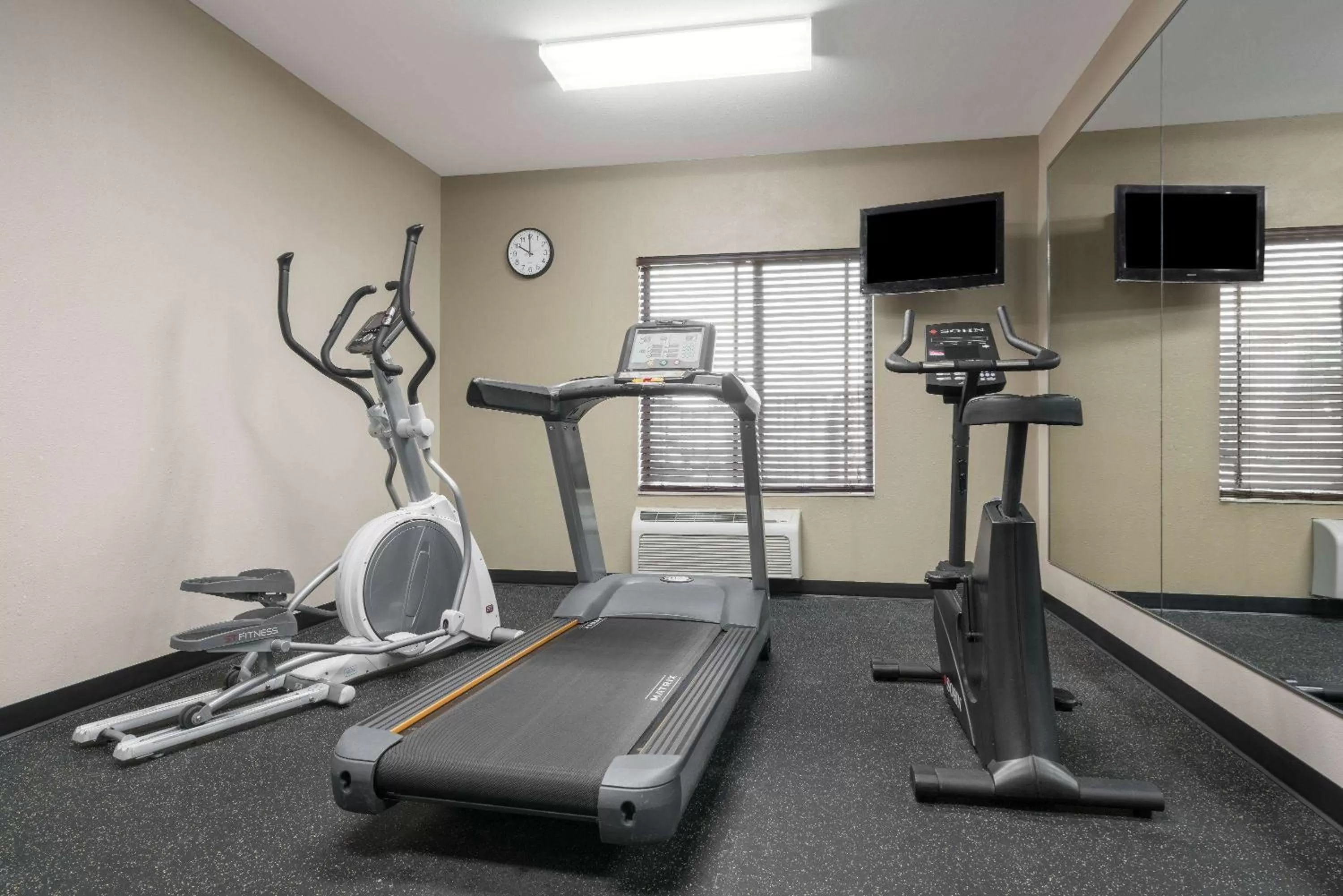 Fitness centre/facilities in AmericInn by Wyndham Rochester