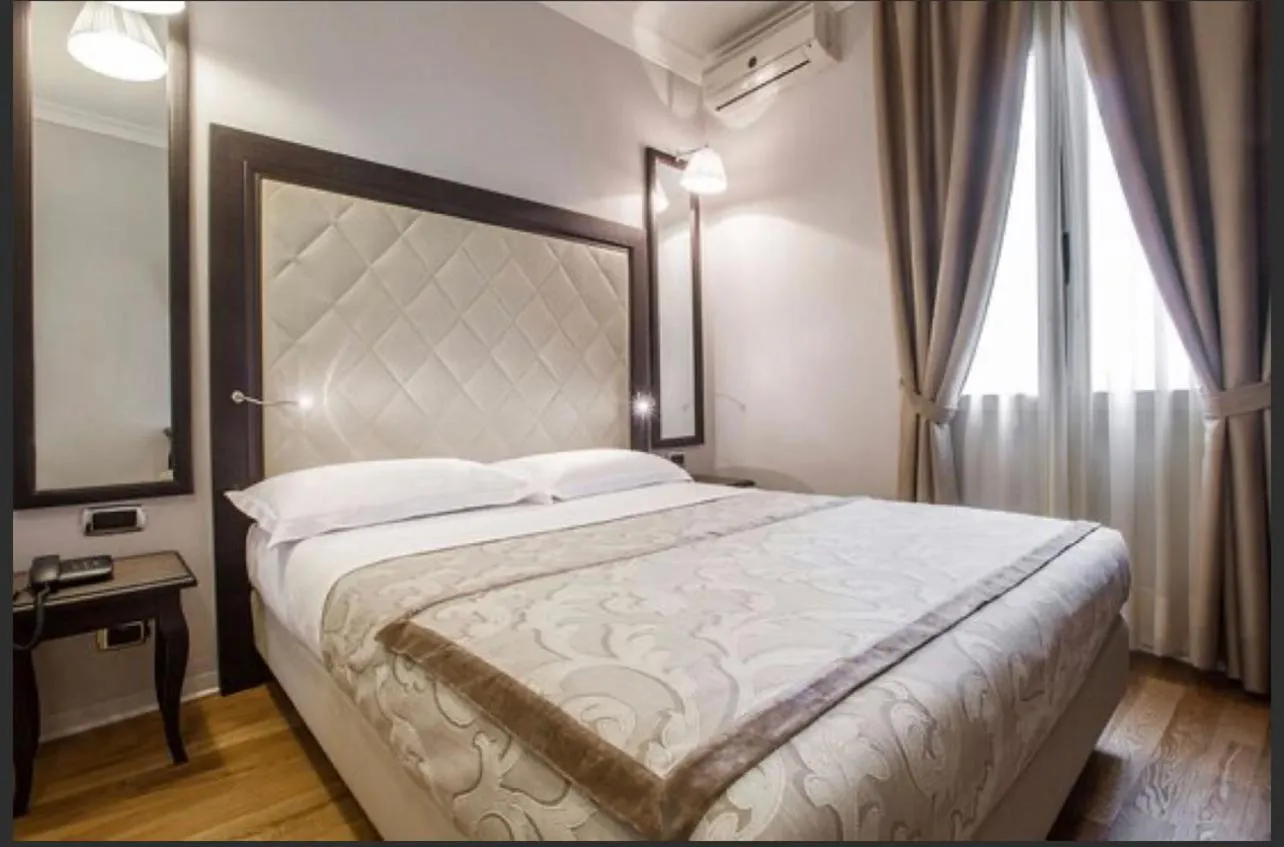 Bed in Hotel Lombardia