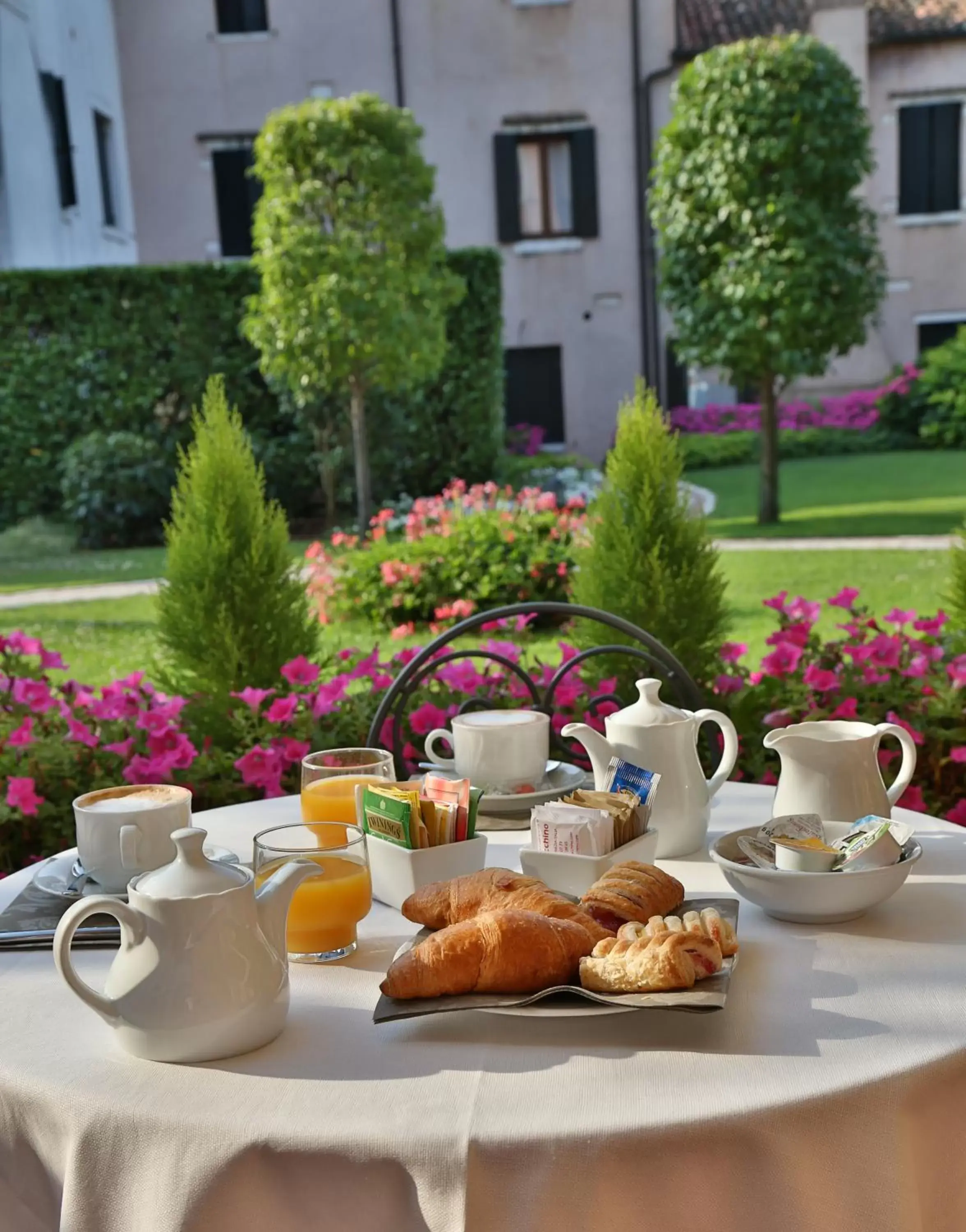 Garden, Breakfast in Hotel Olimpia Venice, BW Signature Collection