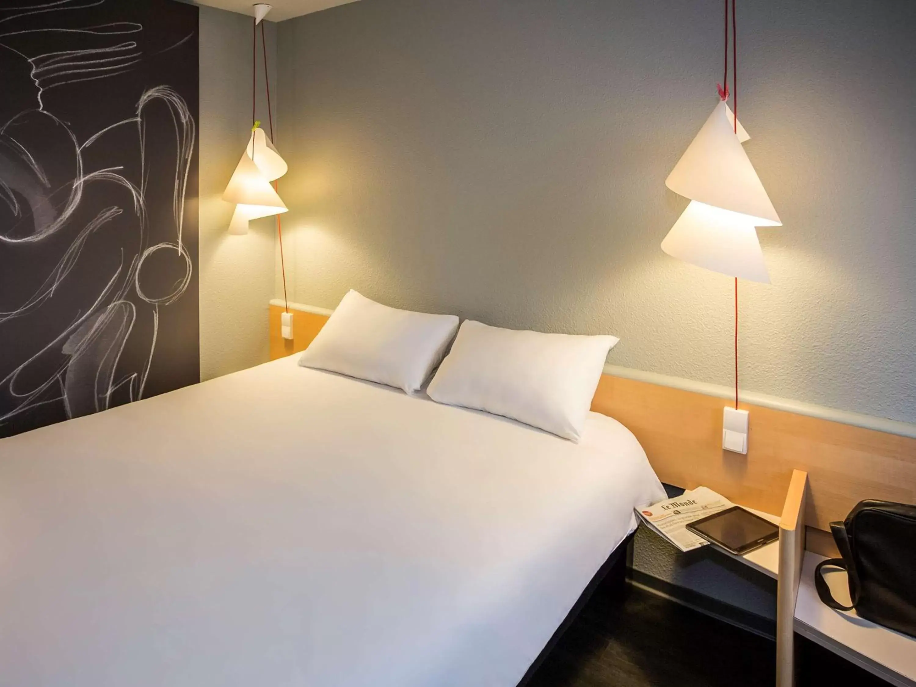 Photo of the whole room, Bed in ibis Montélimar Nord