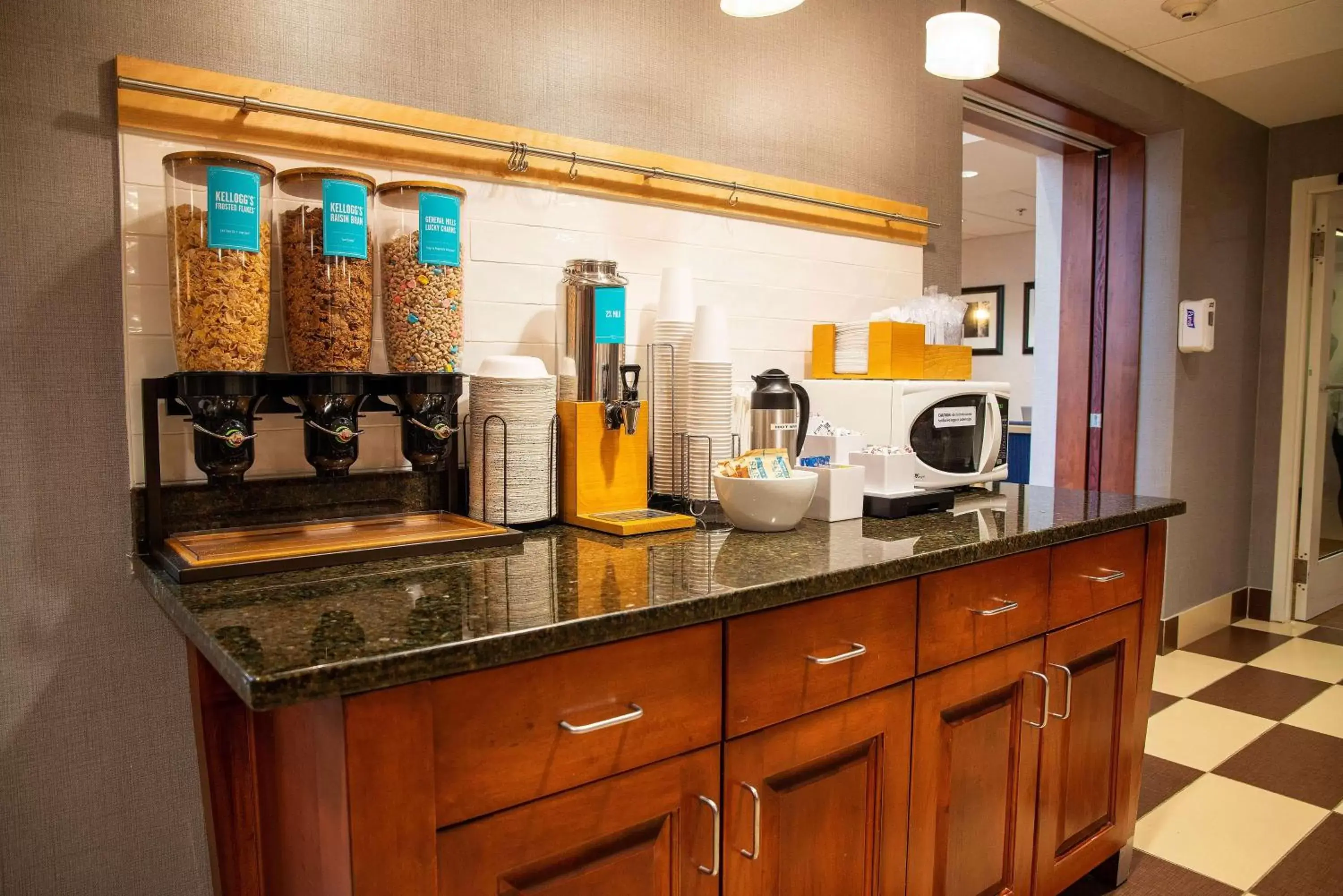 Breakfast, Kitchen/Kitchenette in Hampton Inn & Suites Jacksonville