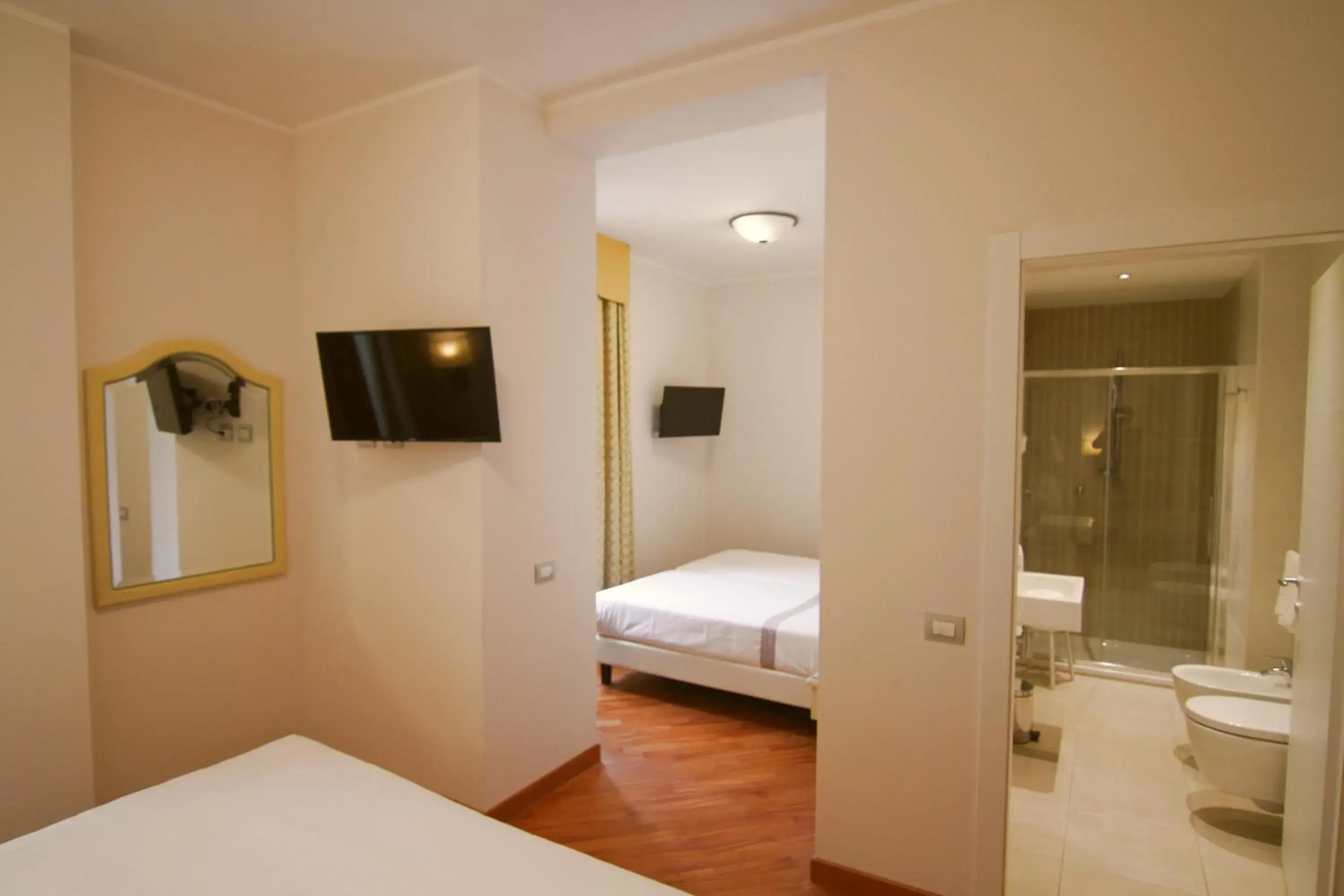 Bathroom, Bed in Hotel Centrale