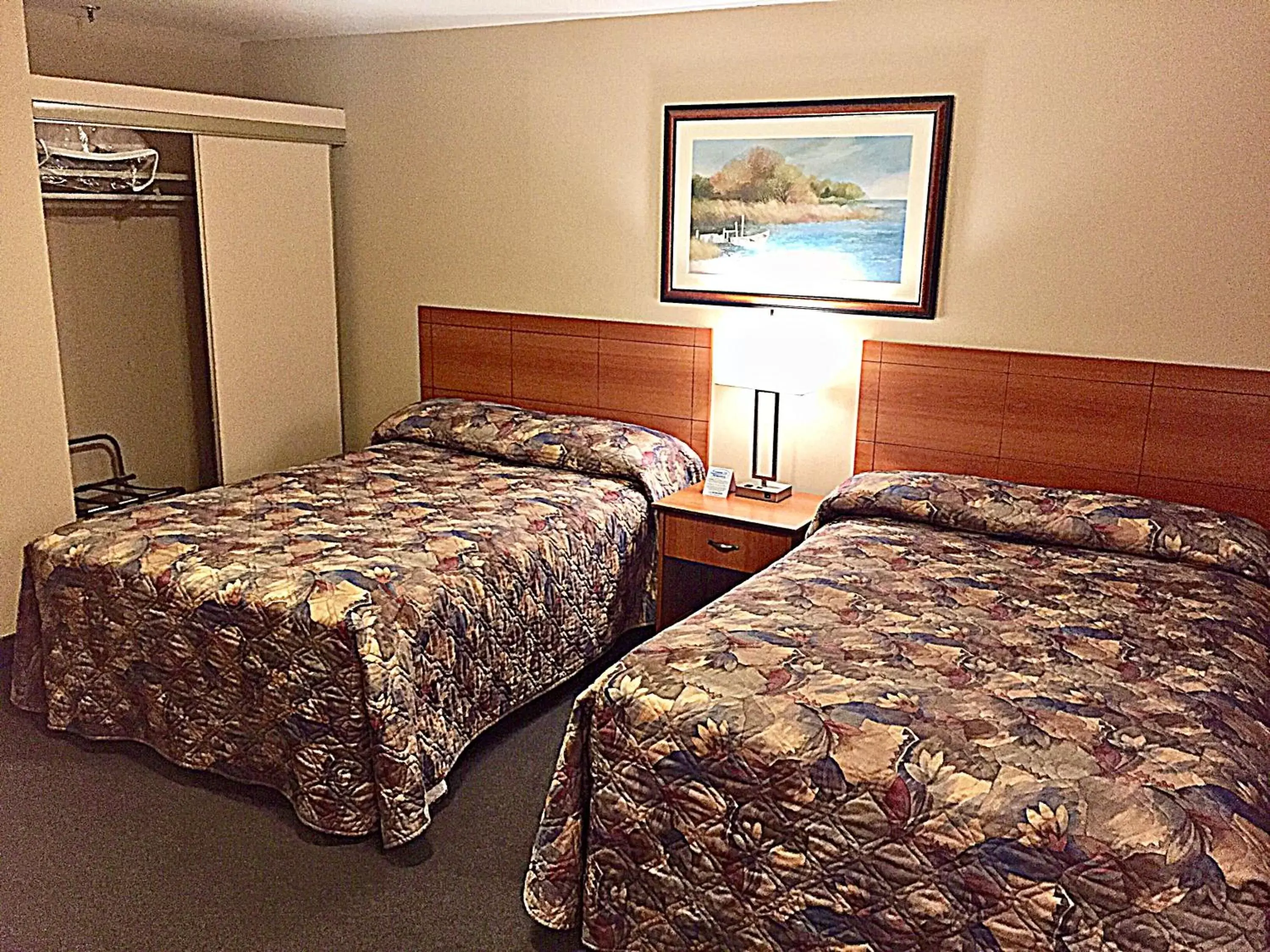 Bedroom, Bed in Coastal Inn Dartmouth