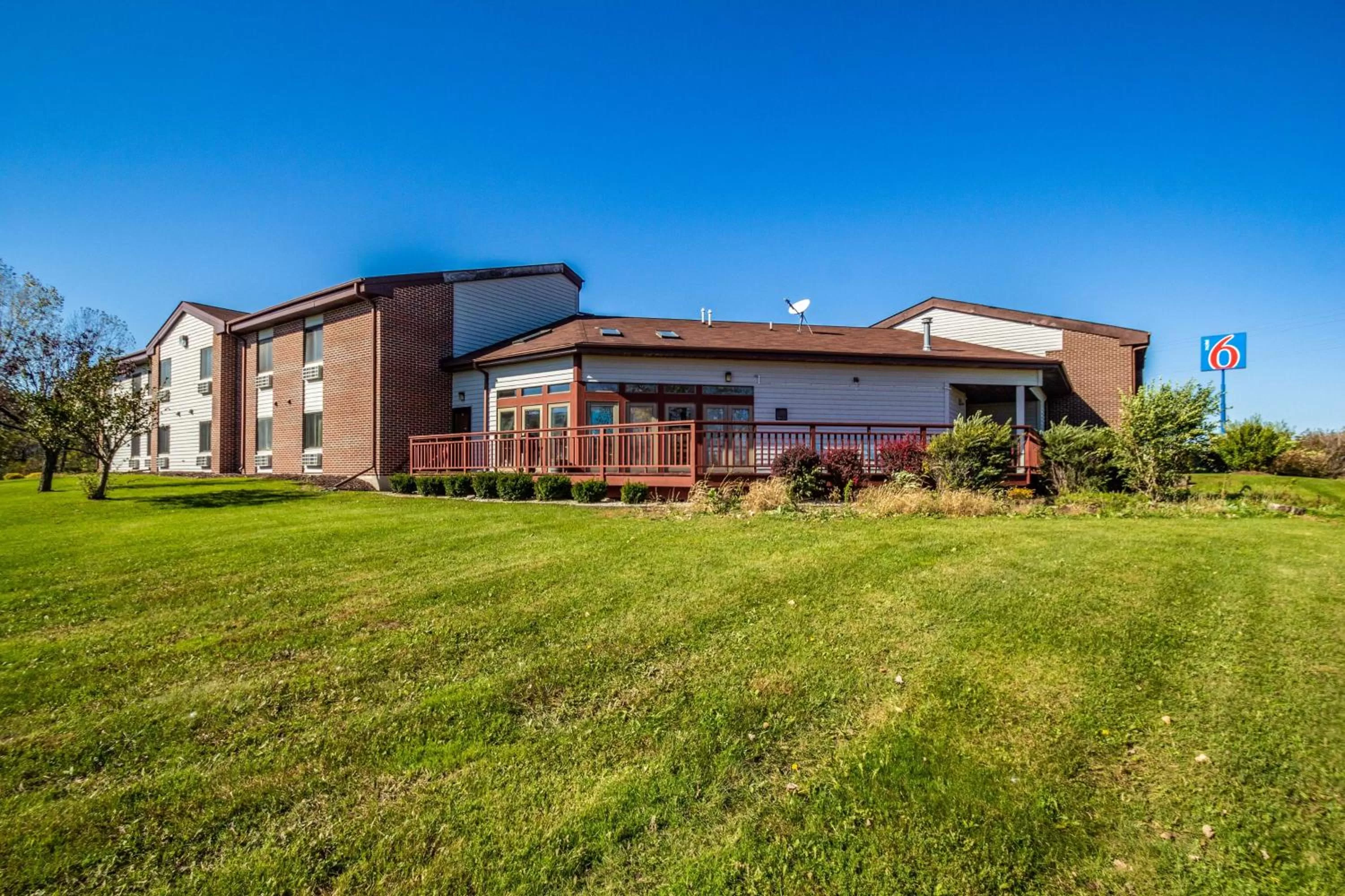 Property building in Motel 6-Saukville, WI