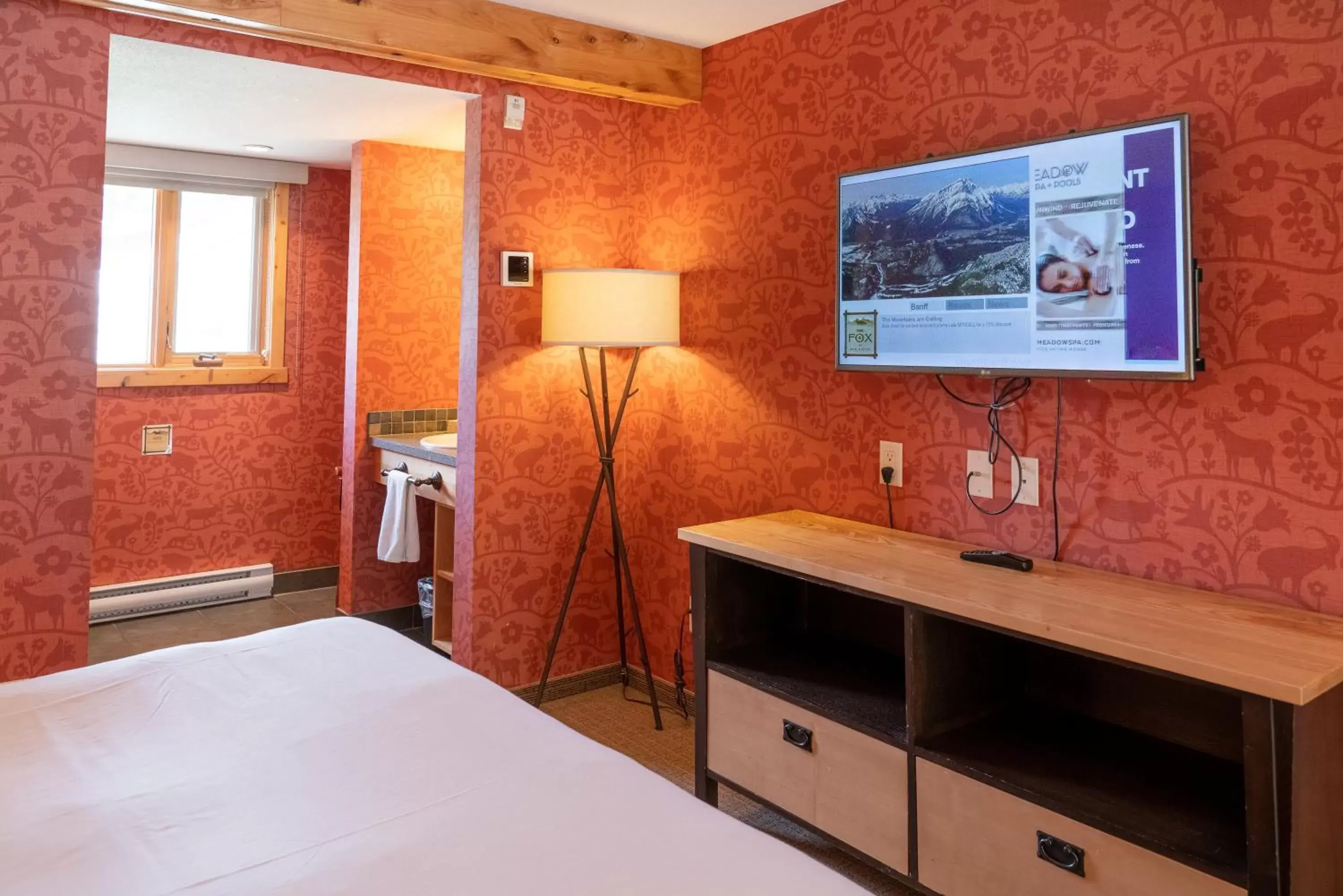 Bed, TV/Entertainment Center in Fox Hotel and Suites