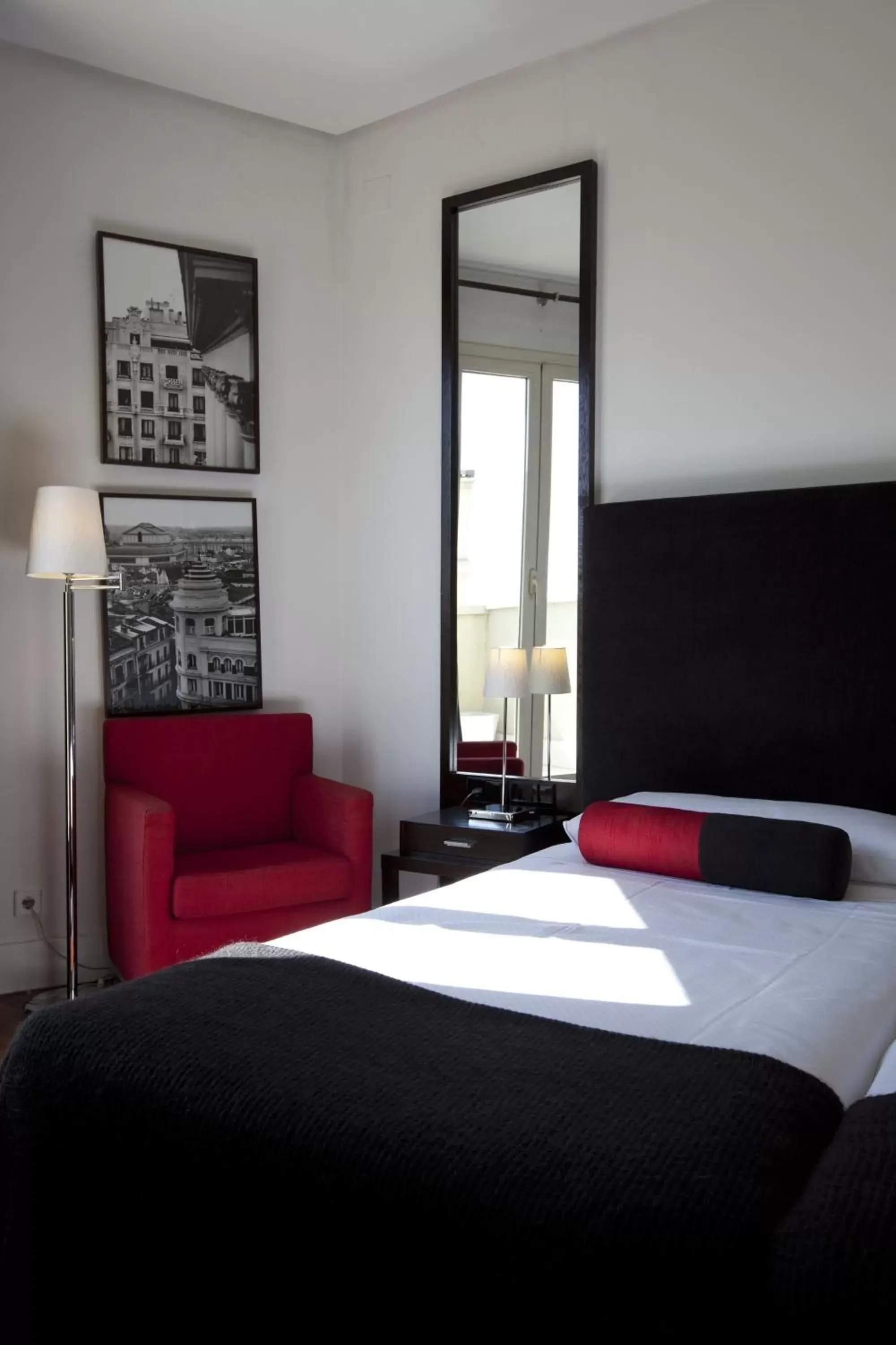 Photo of the whole room, Bed in Quatro Puerta del Sol