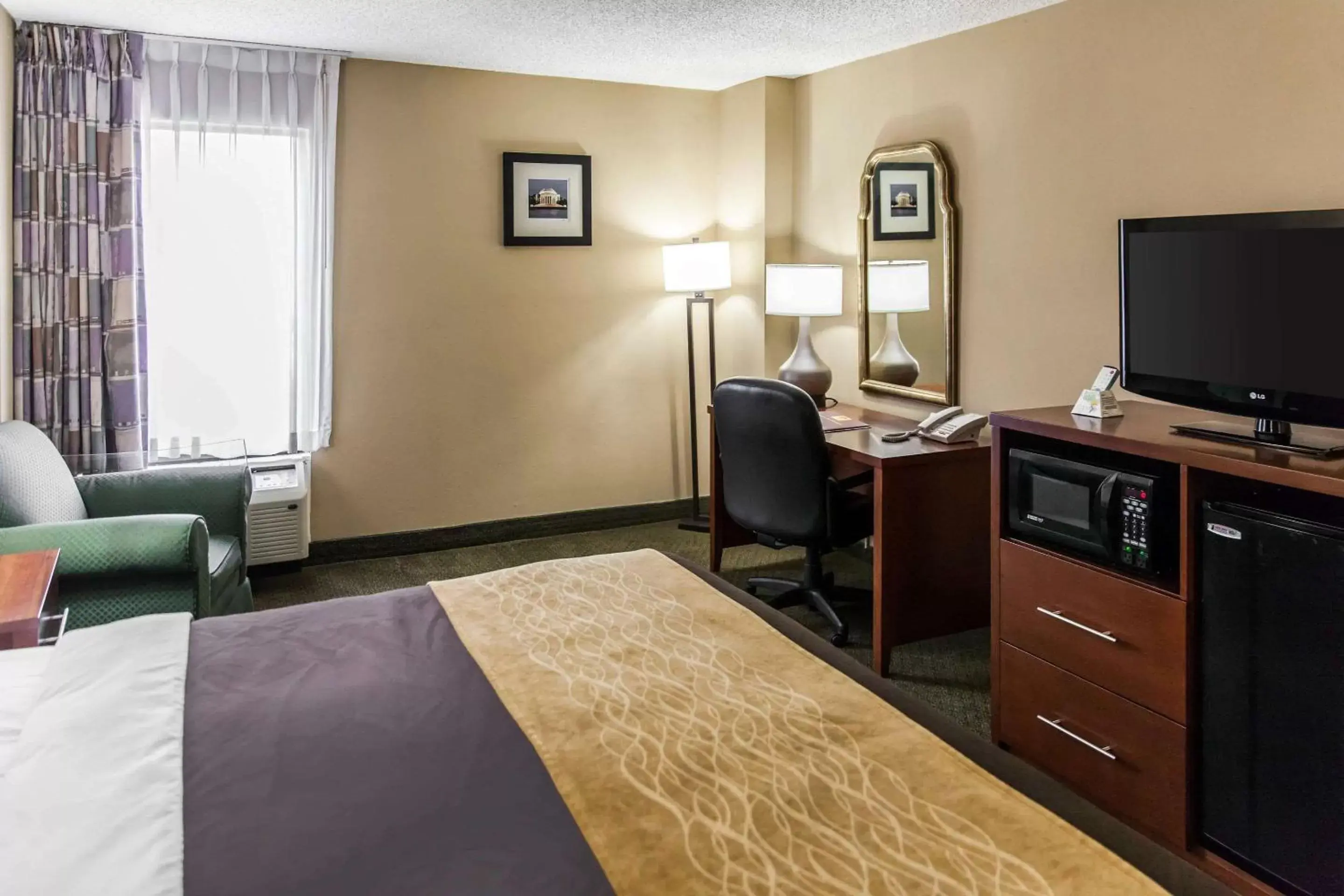 Photo of the whole room, TV/Entertainment Center in Comfort Inn Pentagon City