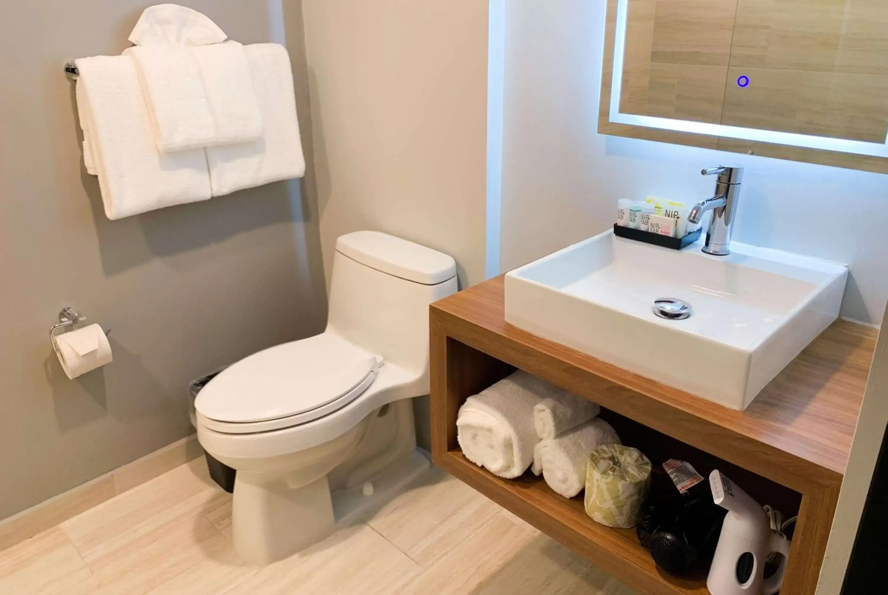 TV and multimedia, Bathroom in TRYP by Wyndham Mayaguez TV and multimedia, Bathroom in TRYP by Wyndham Mayaguez