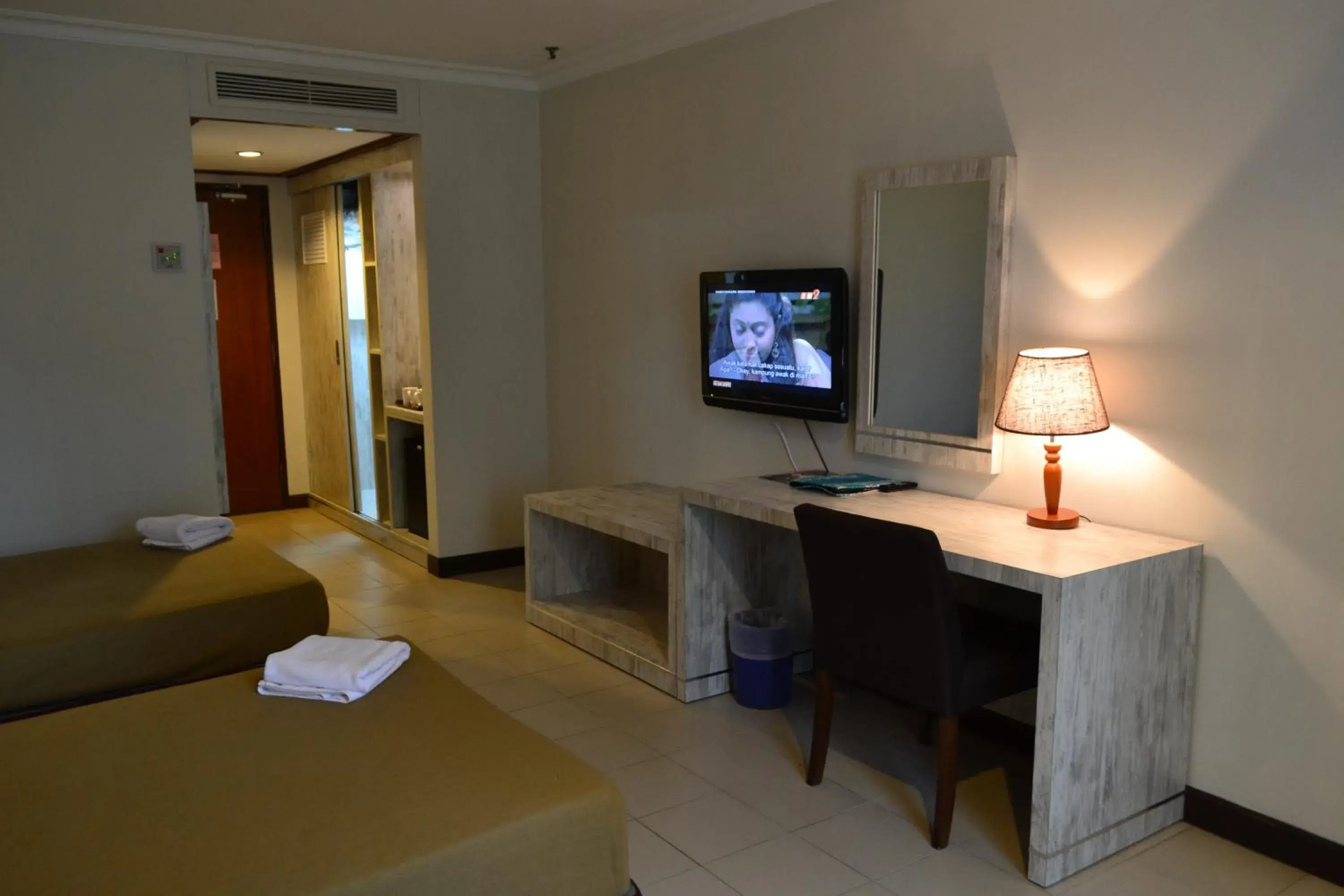 Bedroom, TV/Entertainment Center in De Rhu Beach Resort