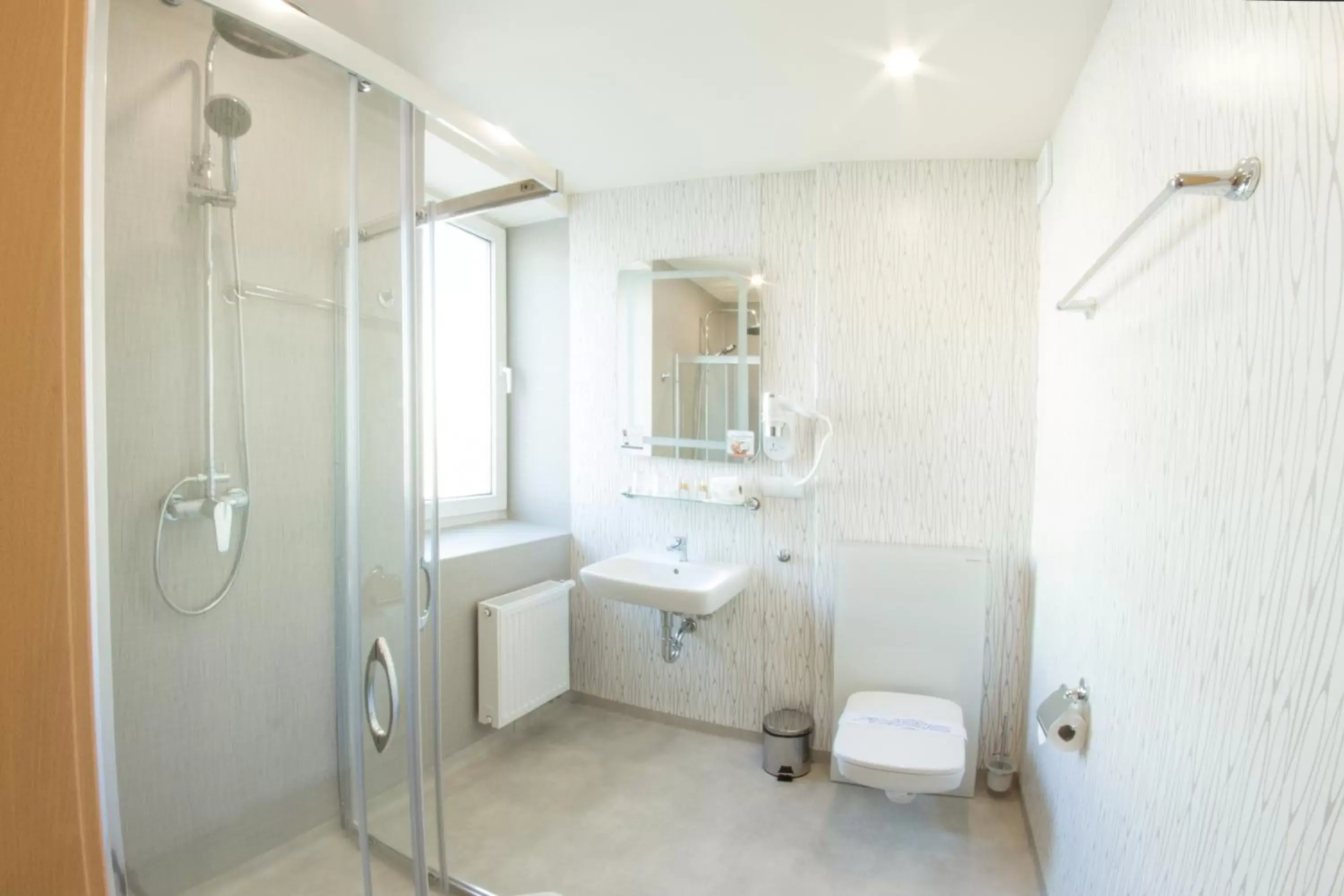 Shower, Bathroom in Hotel Diament Zabrze - Gliwice