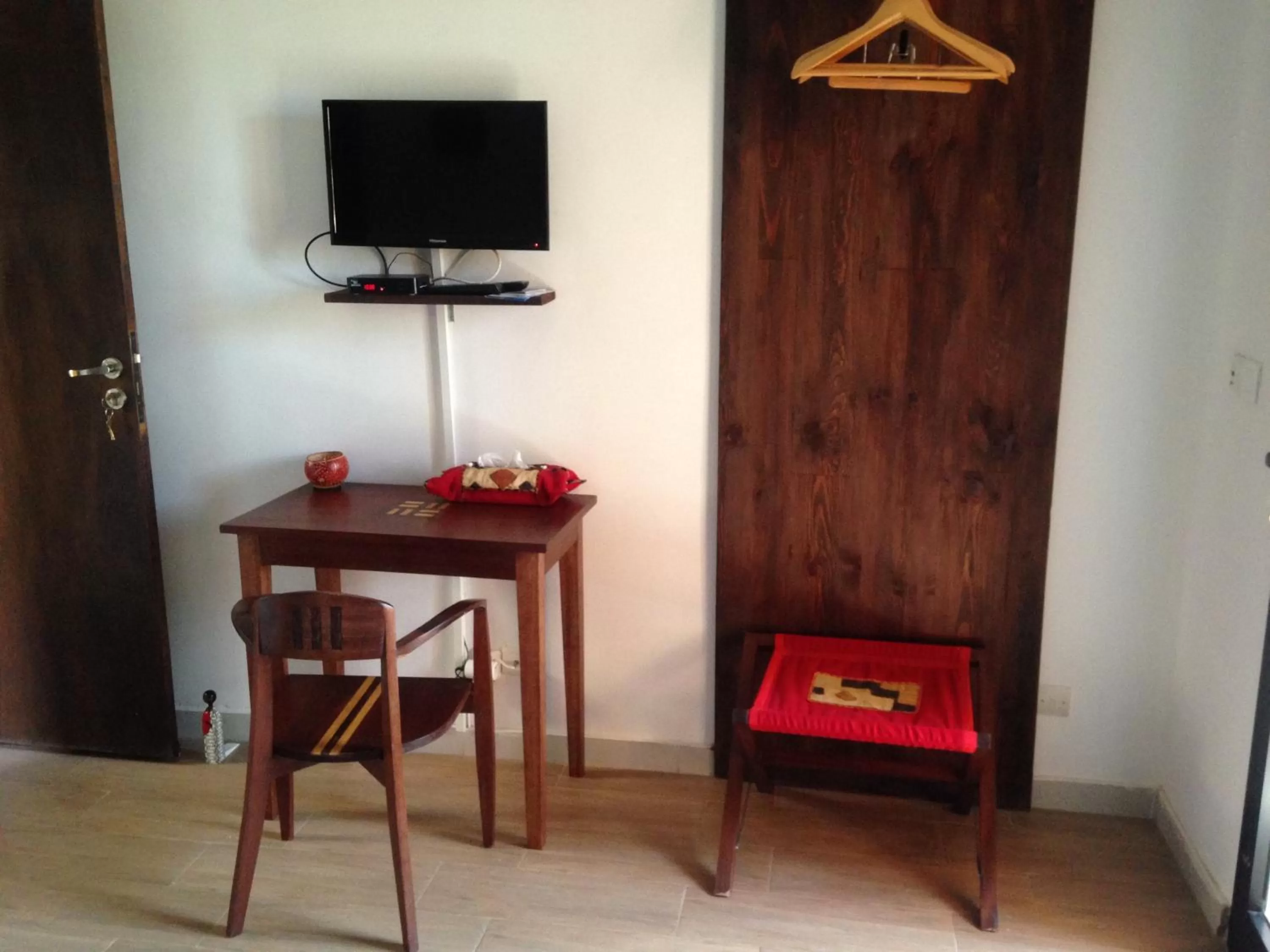 Photo of the whole room, TV/Entertainment Center in Nyéléni maison sahel