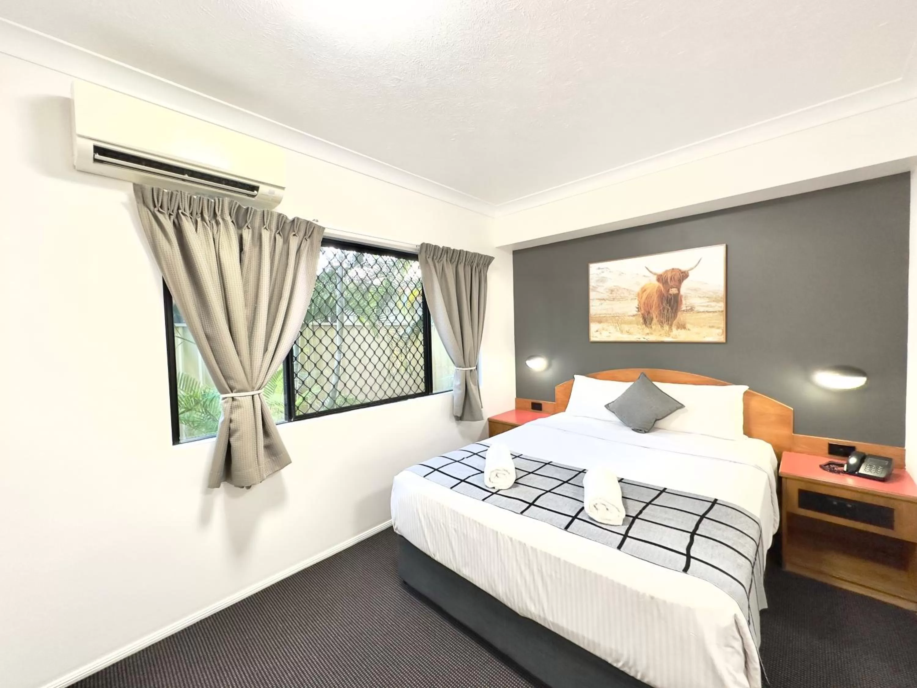 Garden view, Bed in Mackay Resort Motel