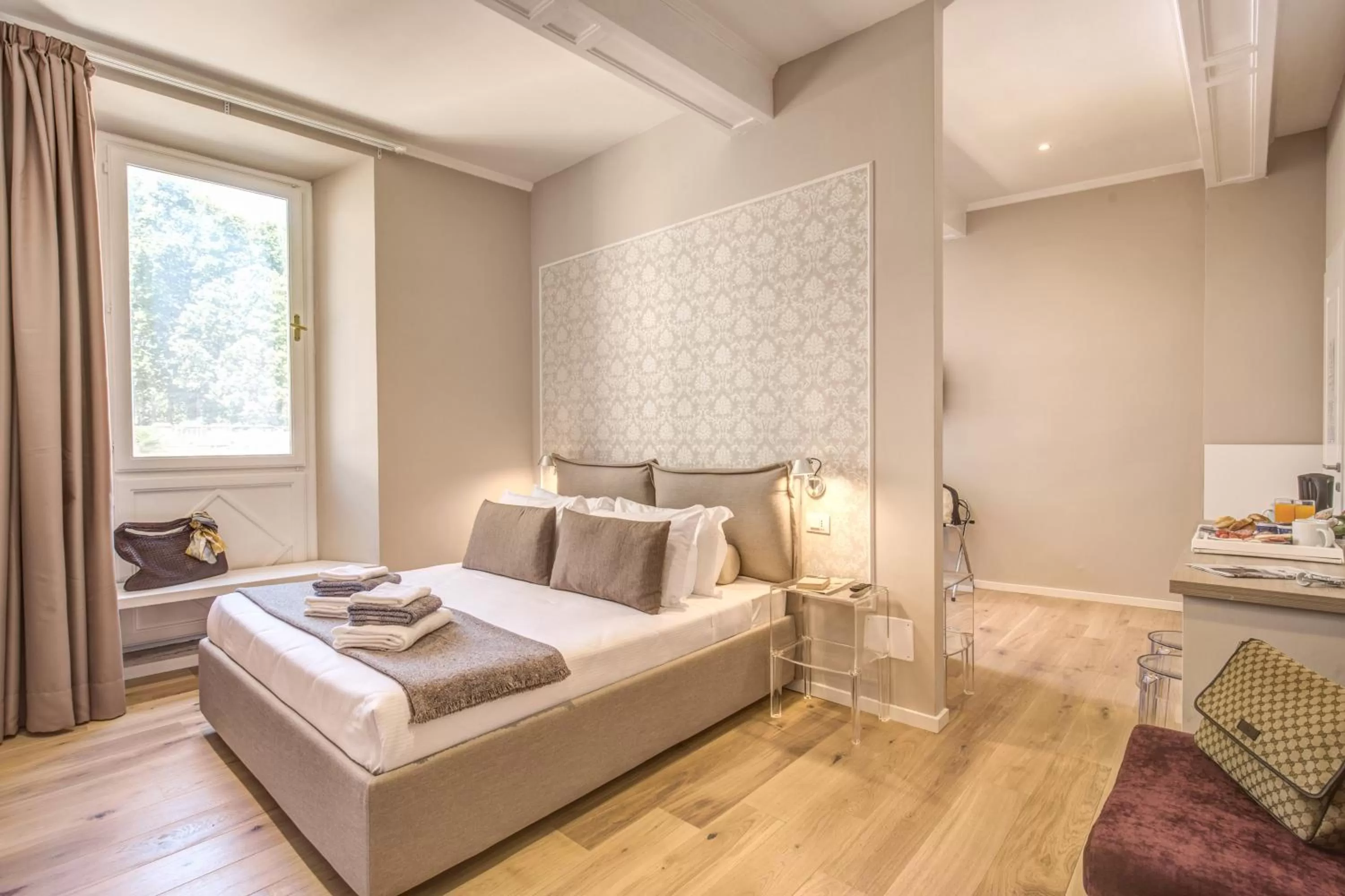 Photo of the whole room, Bed in The Spanish Suite Via di Ripetta