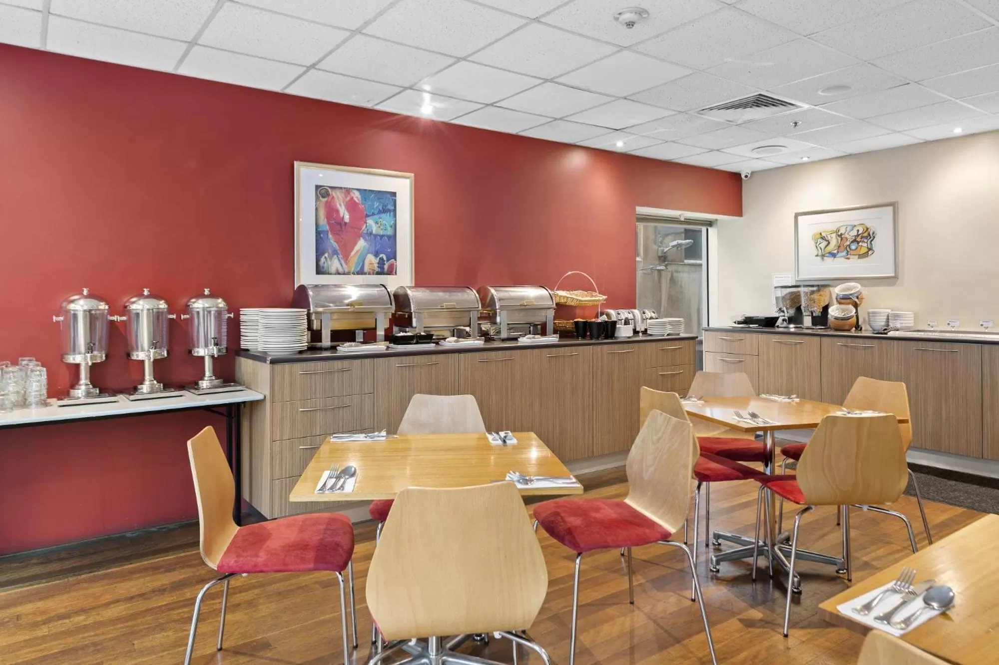 Restaurant/places to eat in YEHS Hotel Melbourne CBD