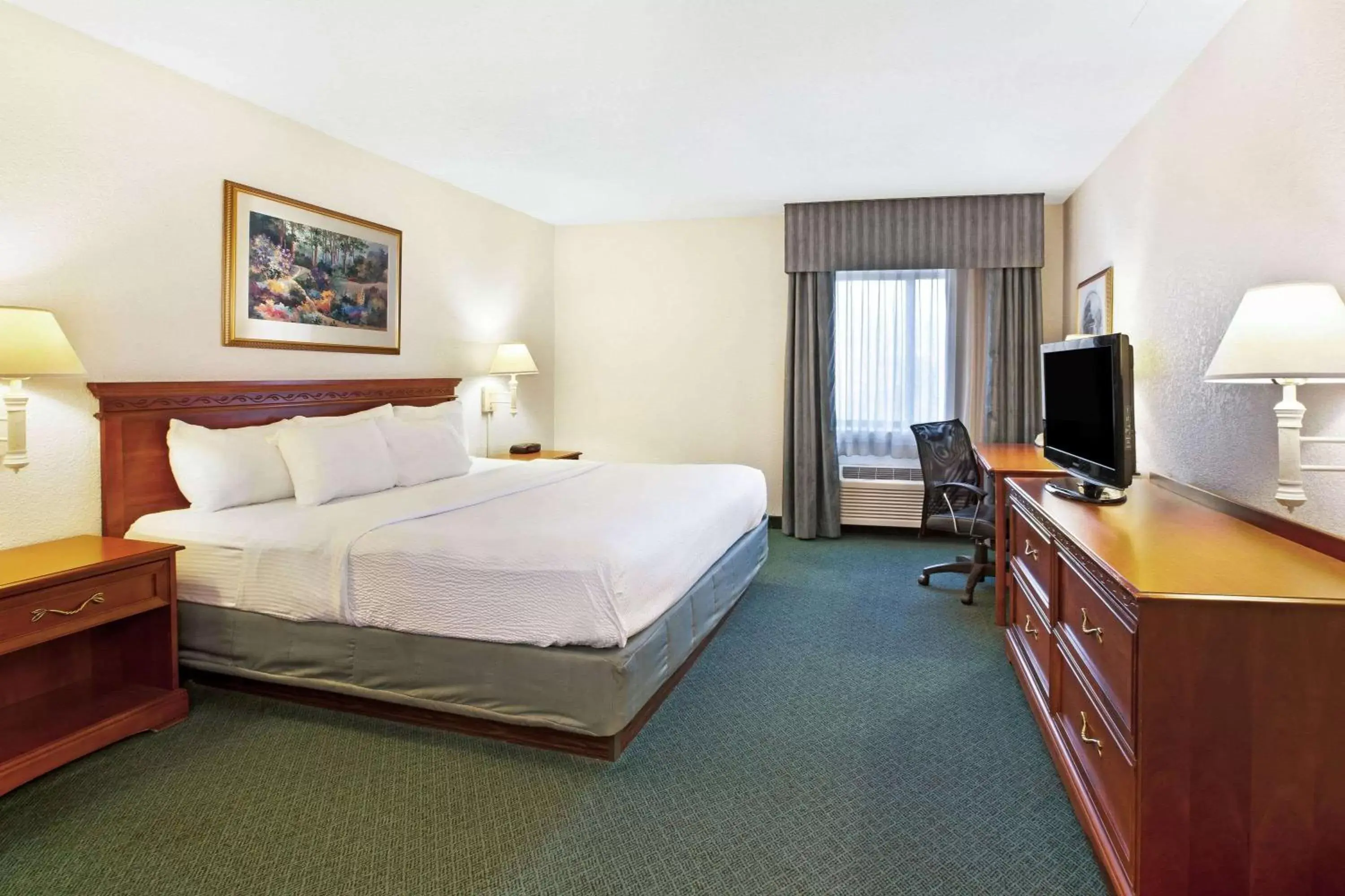 Photo of the whole room, Bed in La Quinta Inn by Wyndham Detroit Canton