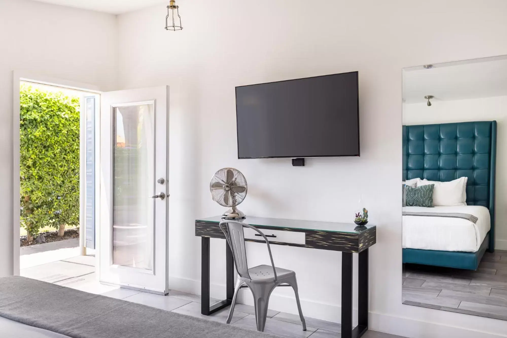 TV and multimedia, Bed in The Palm Springs Hotel TV and multimedia, Bed in The Palm Springs Hotel