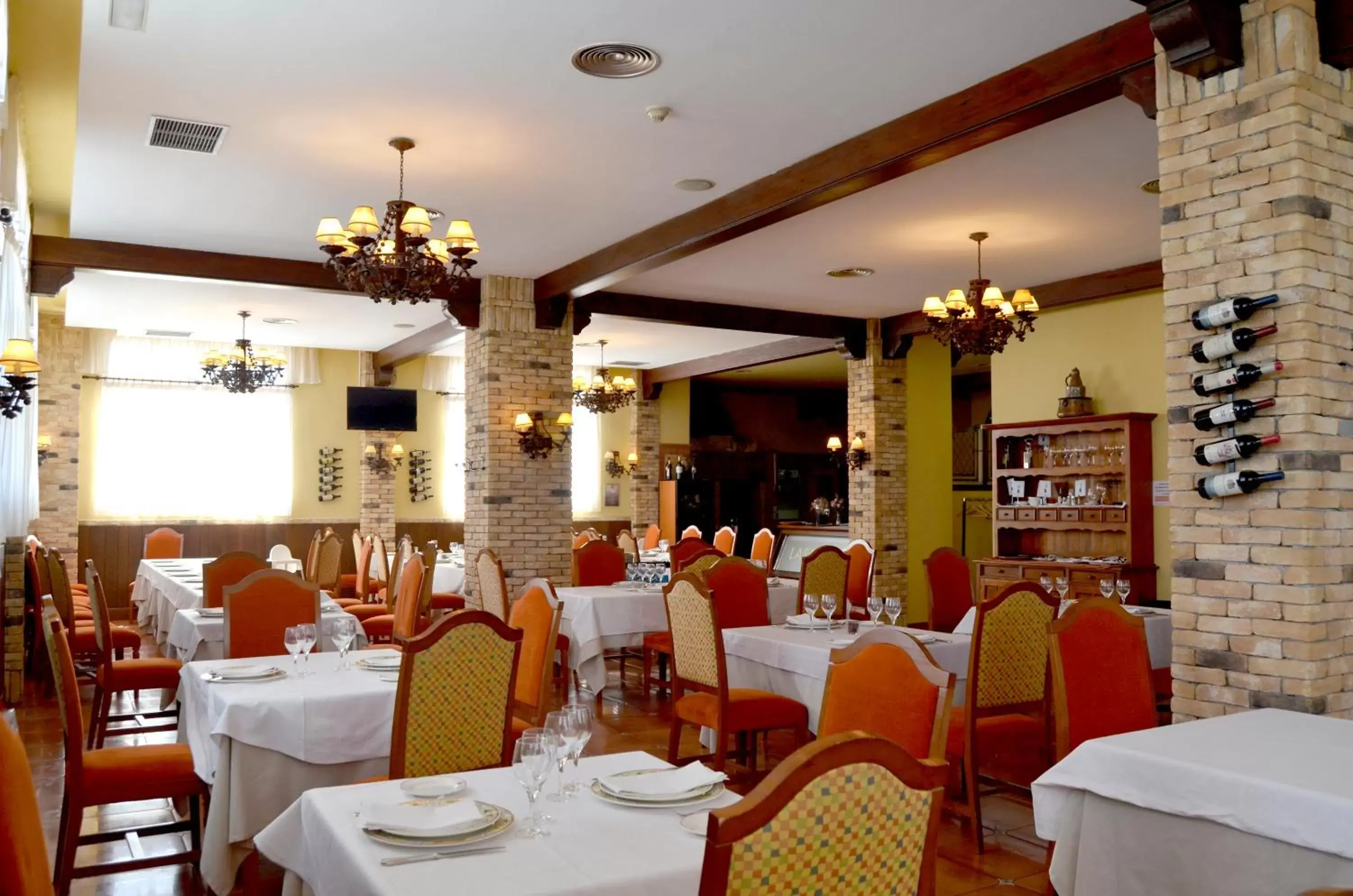 Restaurant/Places to Eat in Hotel Lasa Sport