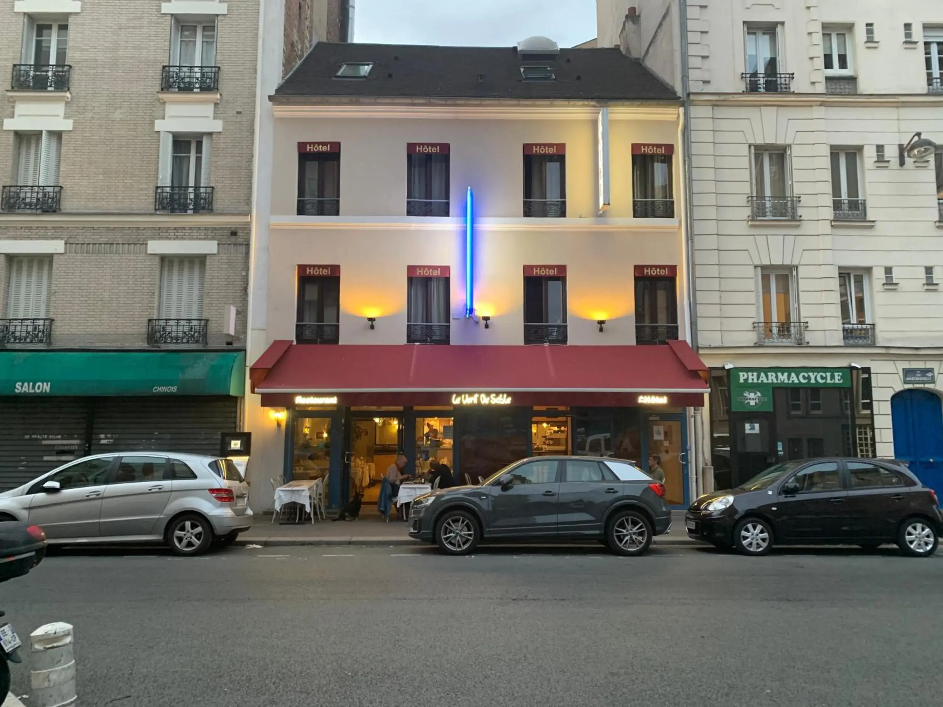 Facade/entrance, Property Building in Hôtel Léonard de Vinci II