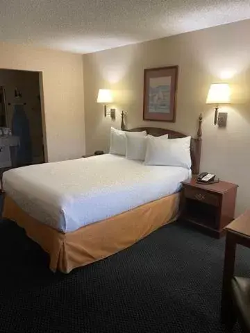 Bed in AmeriCoast Inn