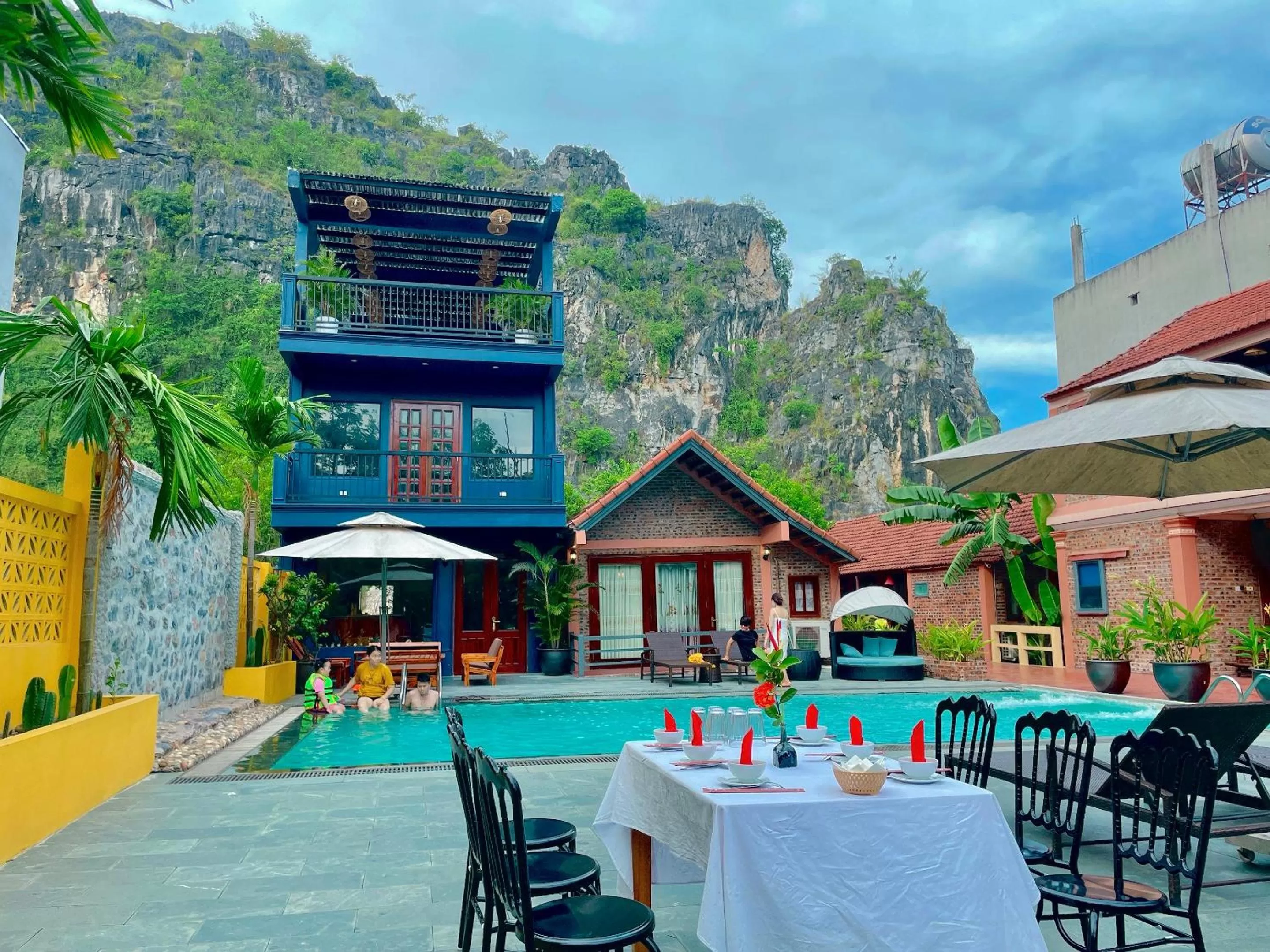 Property building in Chez Loan Hotel