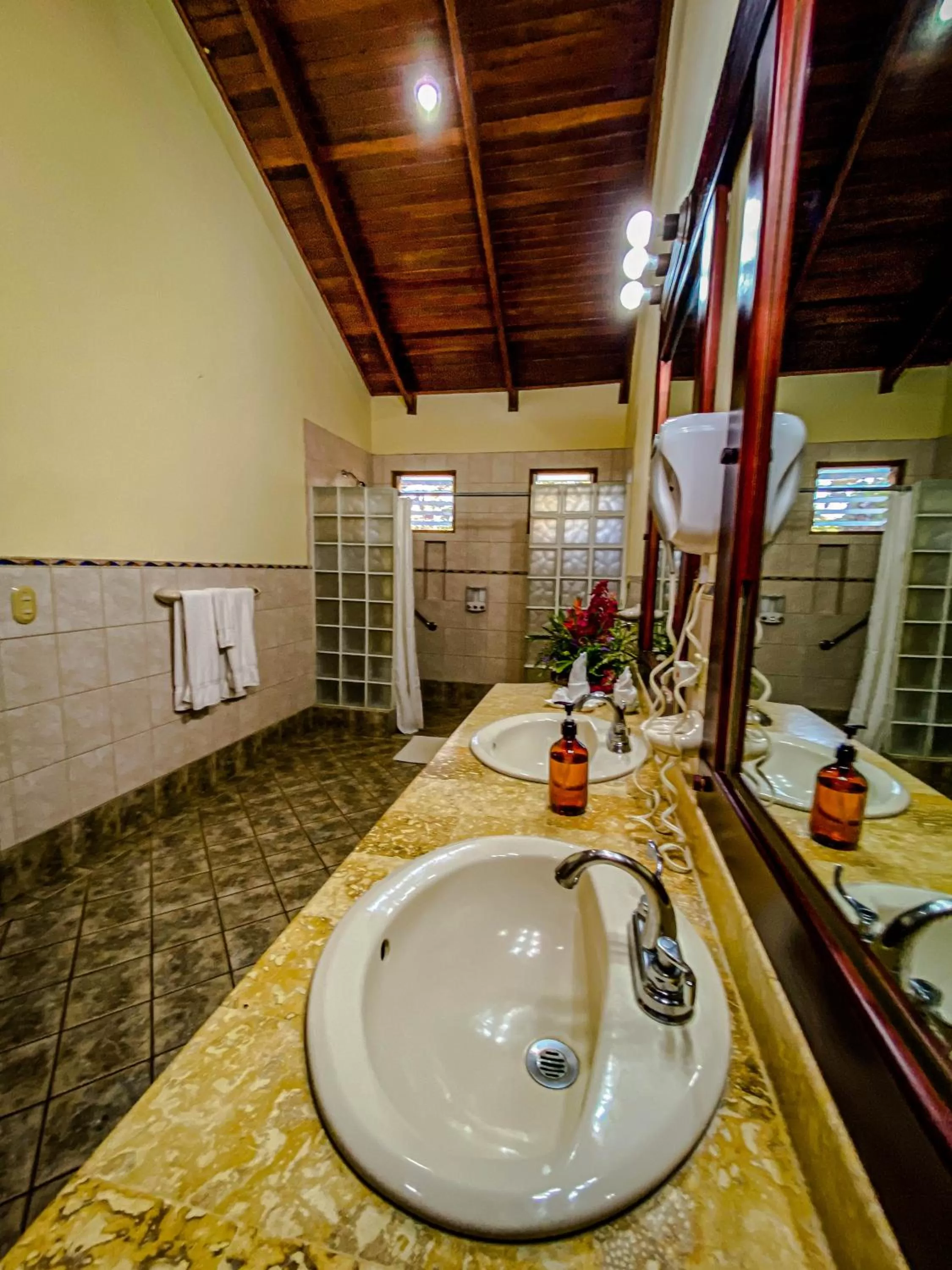 Bathroom in Jaco Hotel DoceLunas