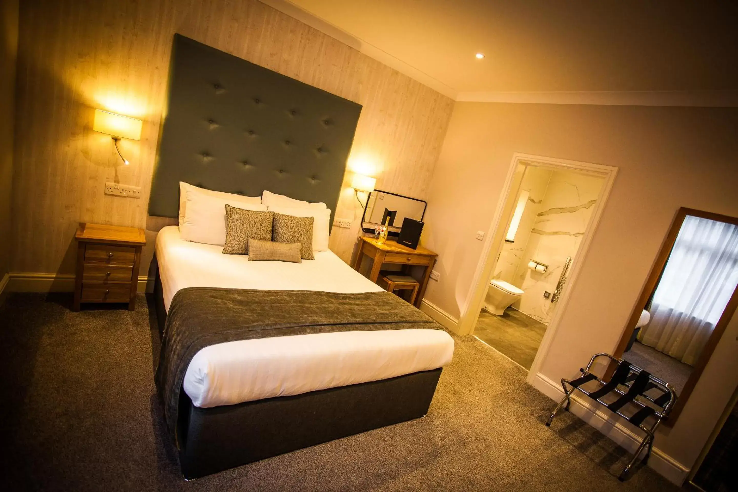Bedroom, Bed in Heywood Spa Hotel