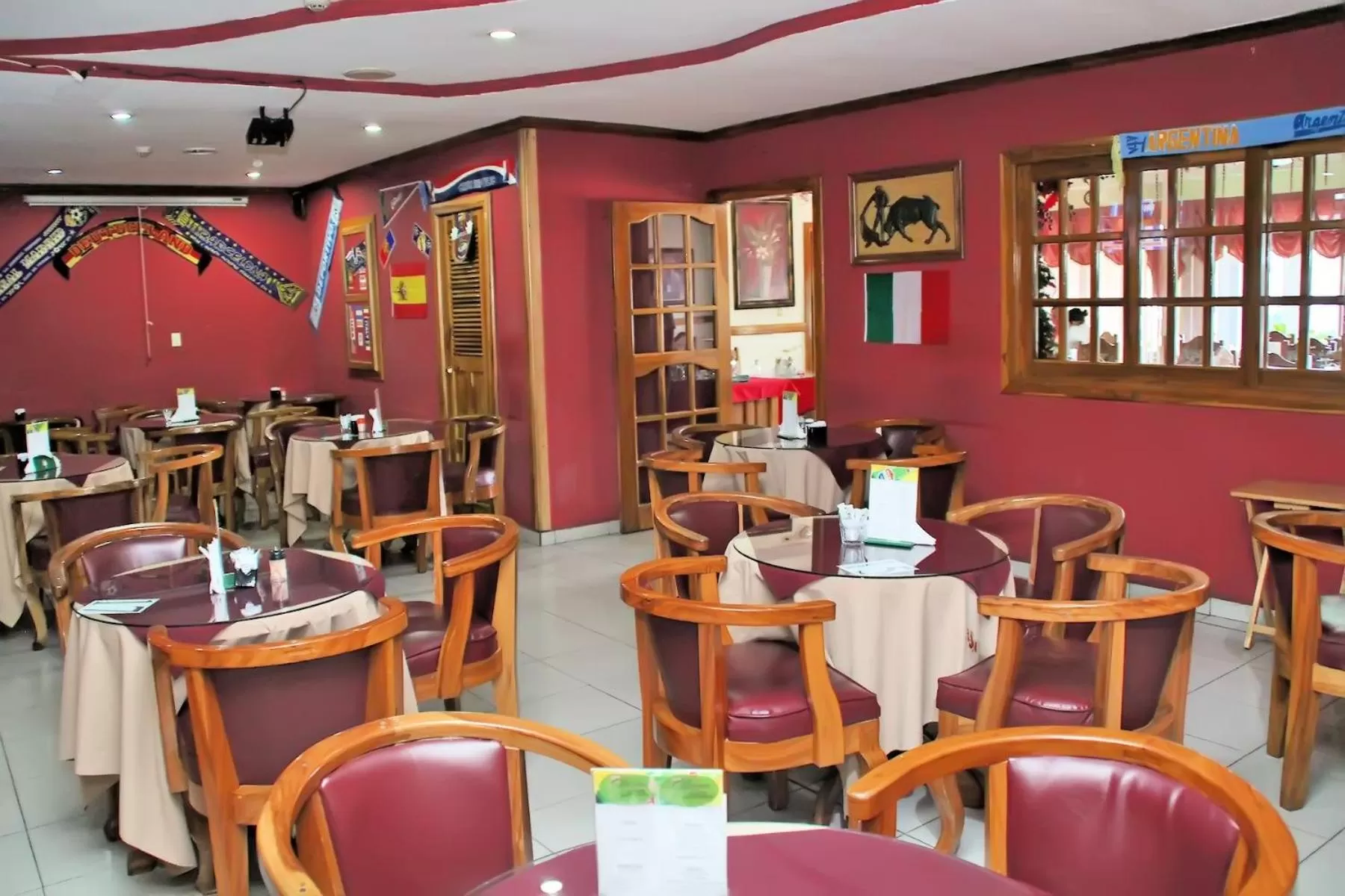 Restaurant/places to eat in Hotel Iberia