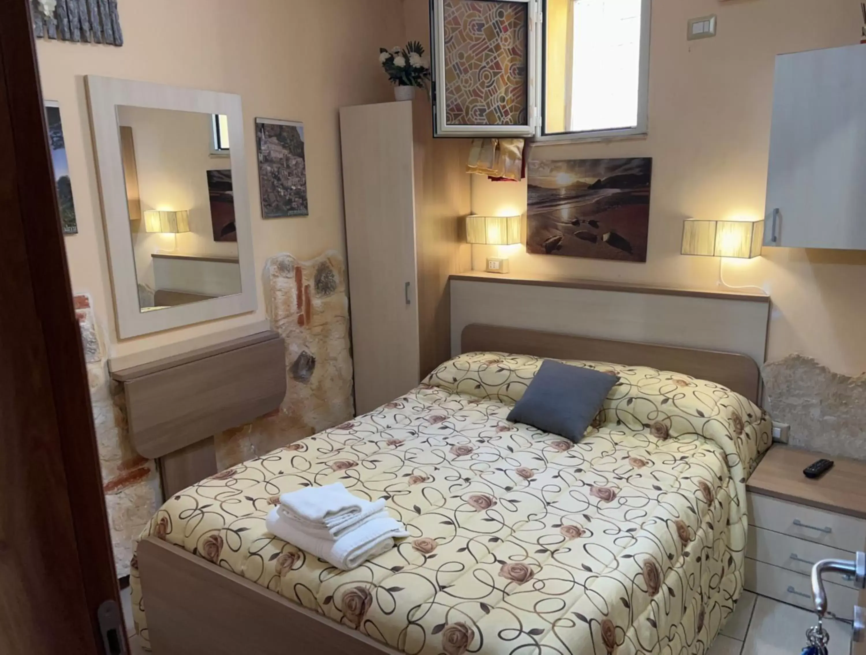 Photo of the whole room, Bed in Golden Dreams Reggio Calabria