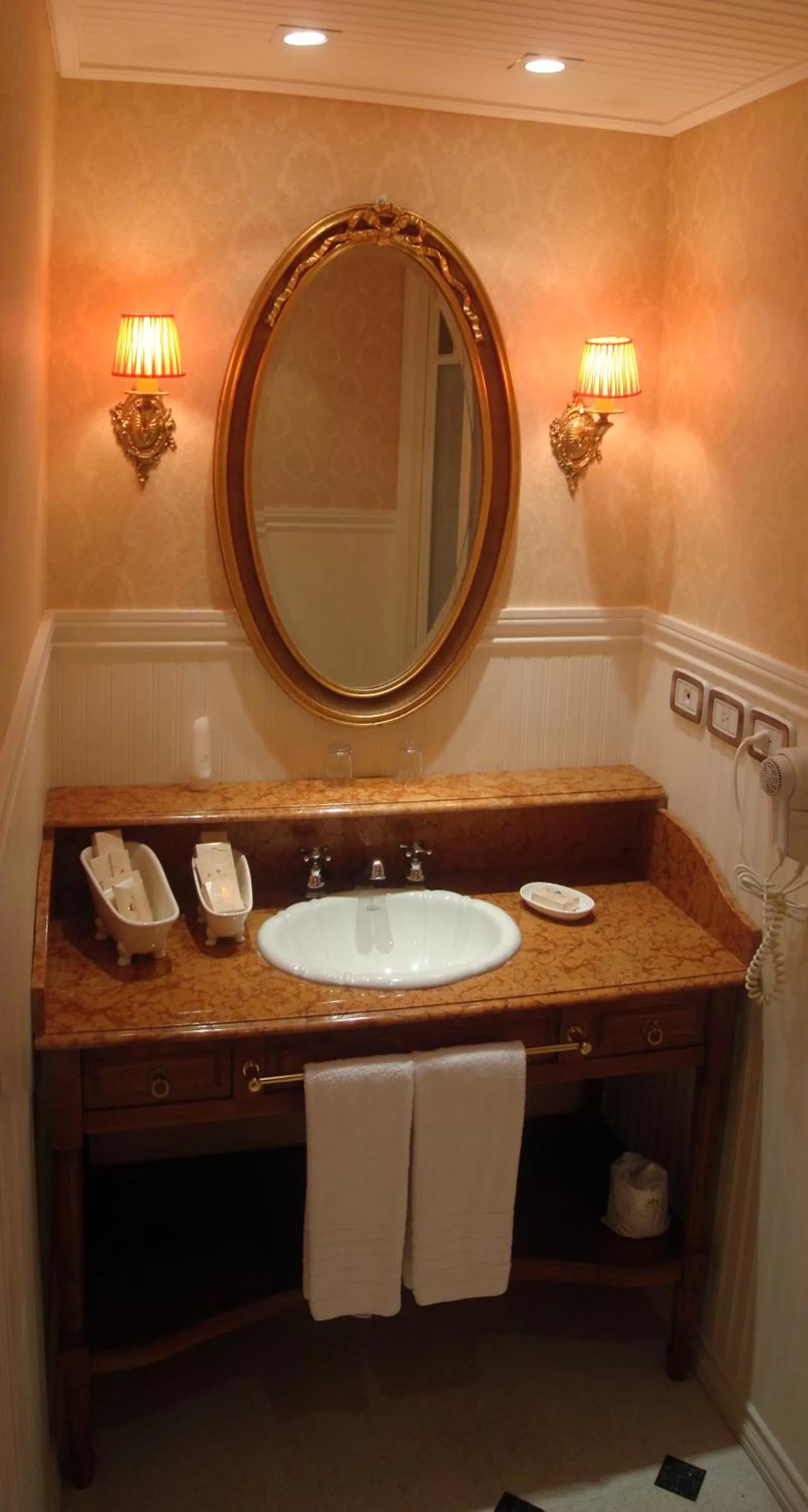 Bathroom in Tanguero Hotel Boutique Antique