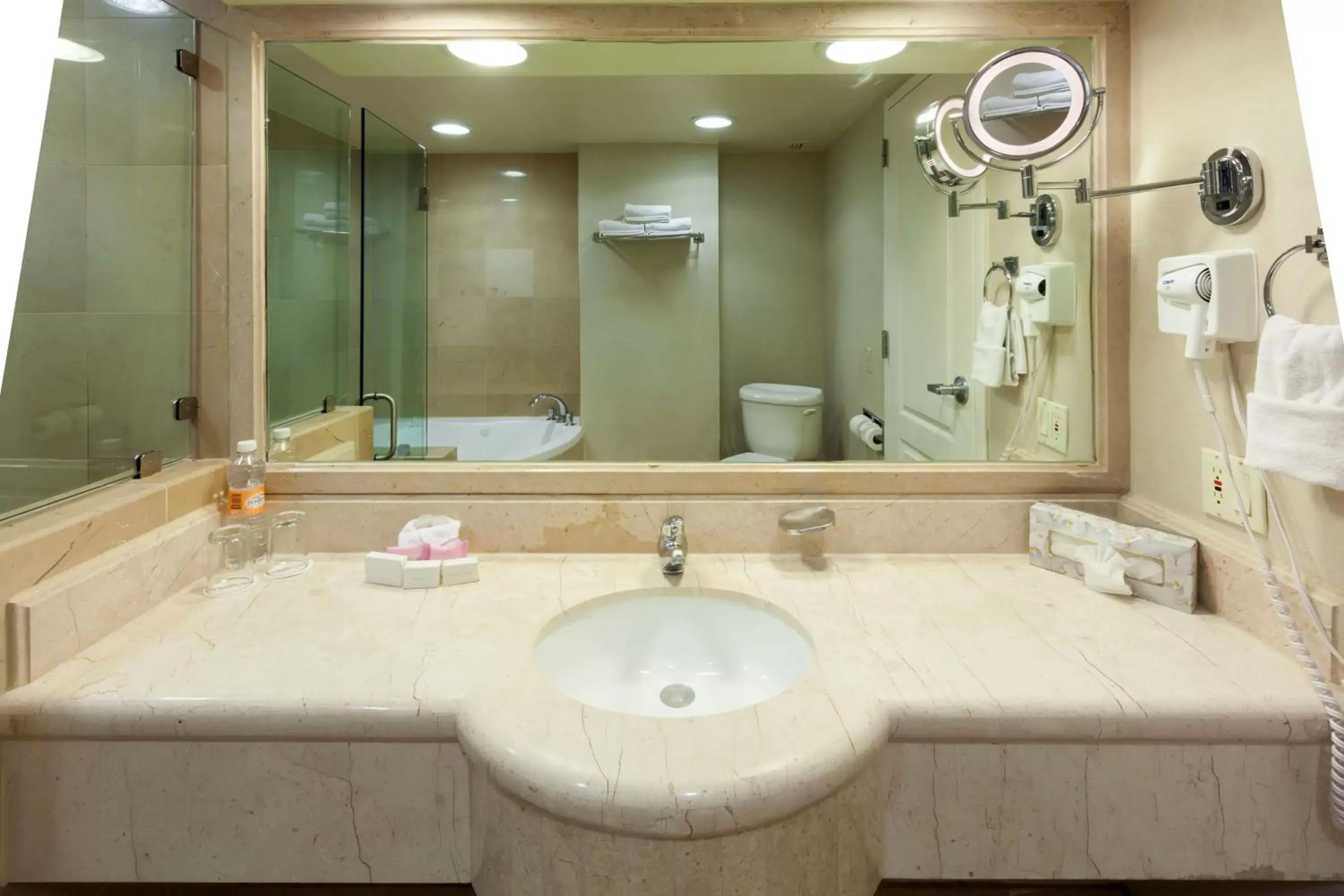 Photo of the whole room, Bathroom in Best Western Plus Nuevo Laredo Inn & Suites