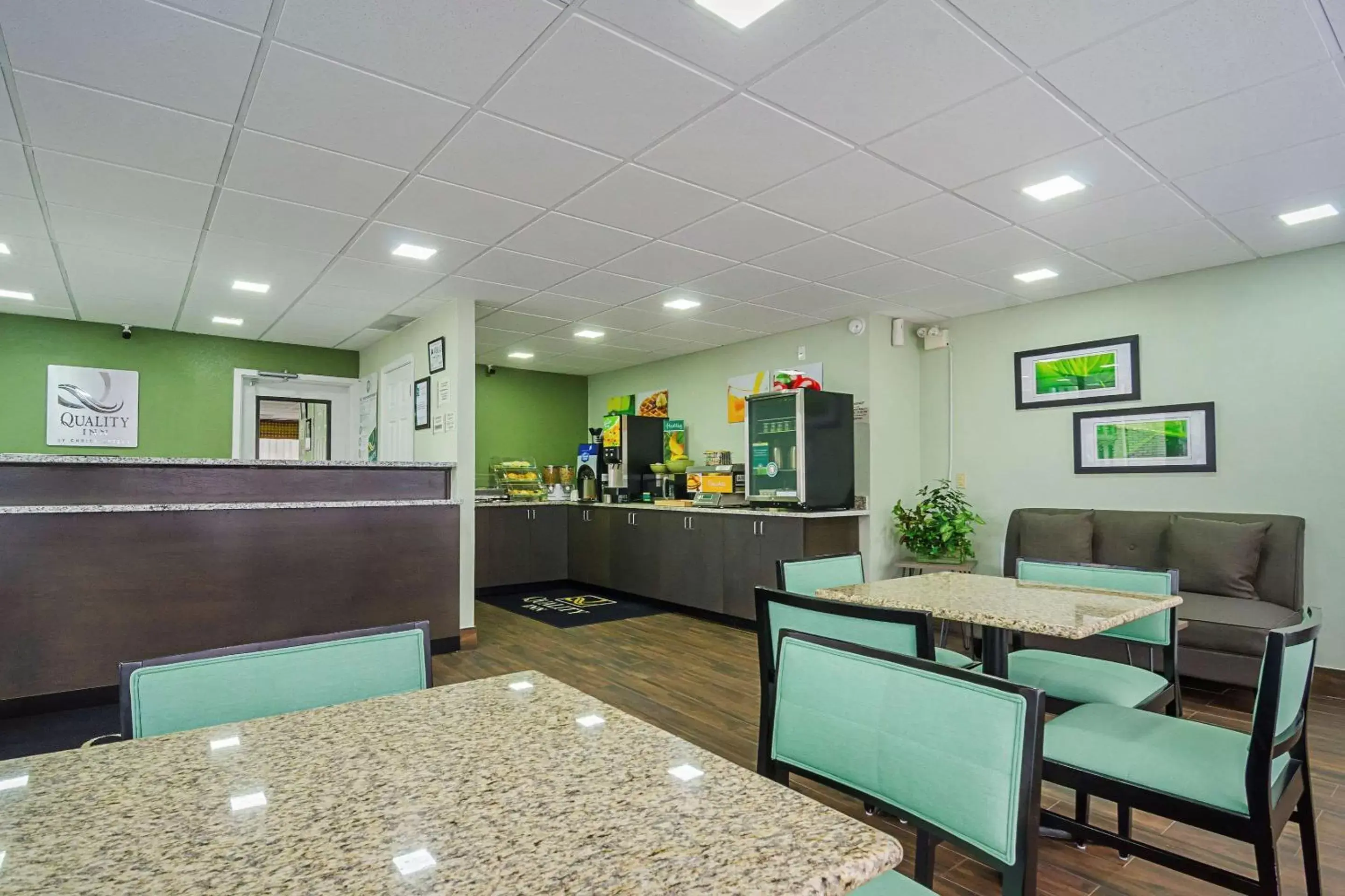 Restaurant/places to eat in Quality Inn Raeford