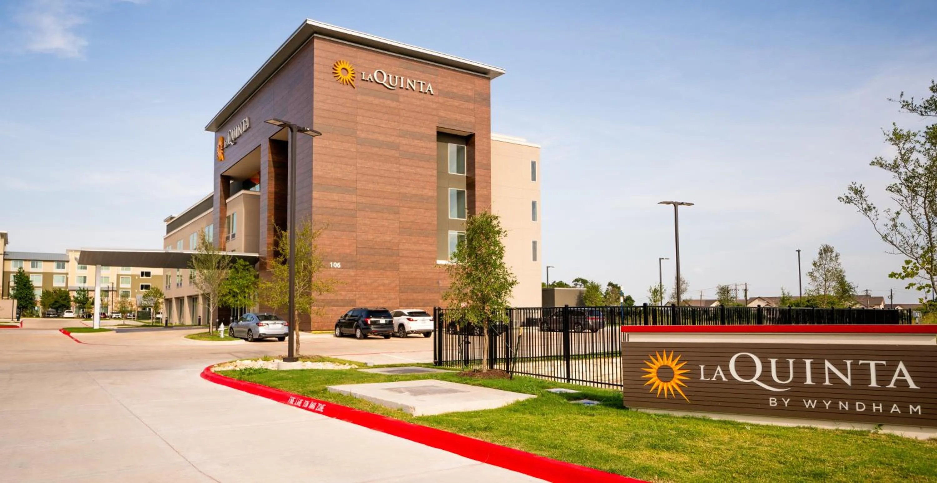 Property building in La Quinta Inn & Suites by Wyndham Austin Parmer Tech Ridge
