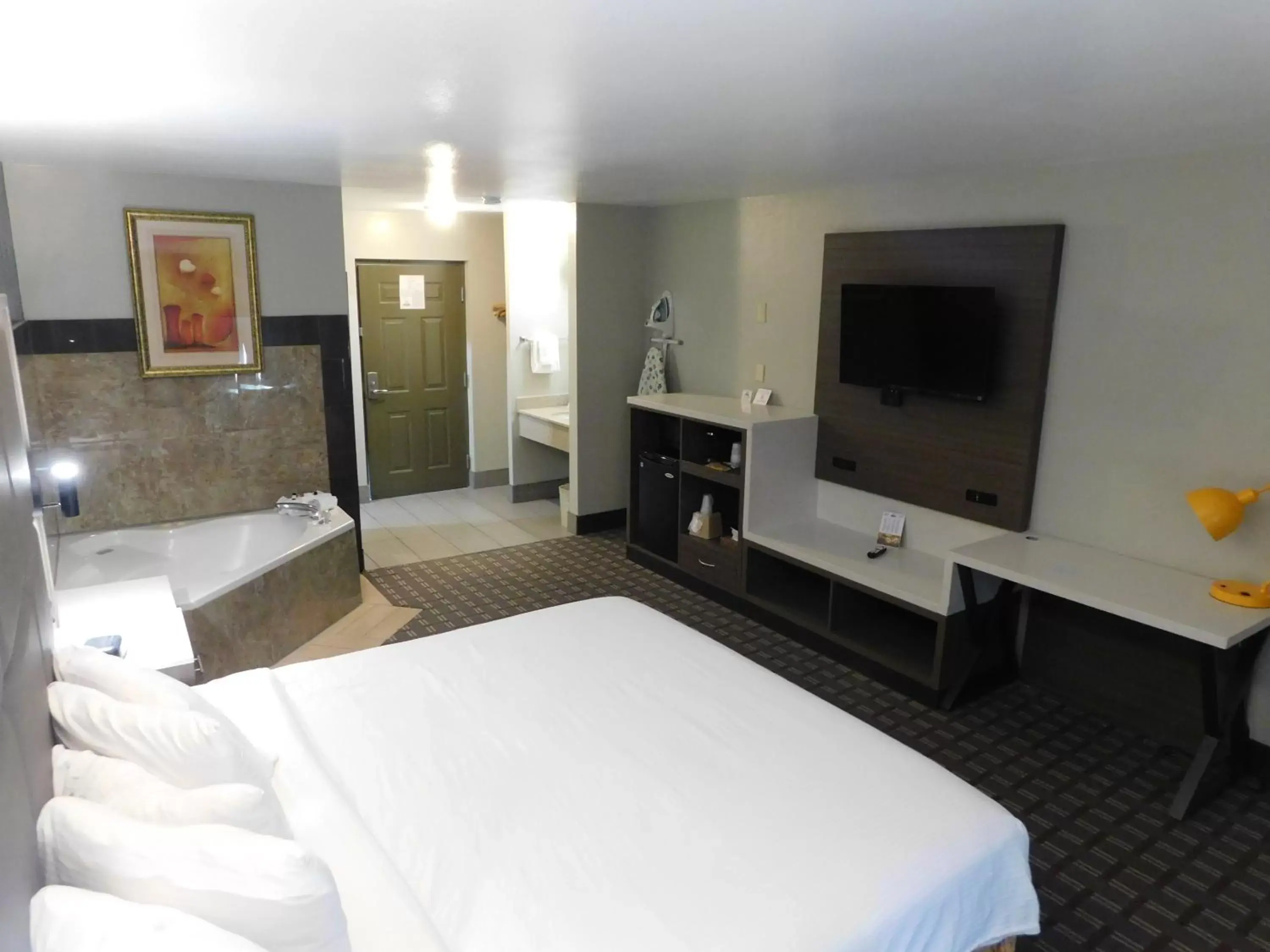 Bed in Days Inn & Suites by Wyndham Downtown Gatlinburg Parkway