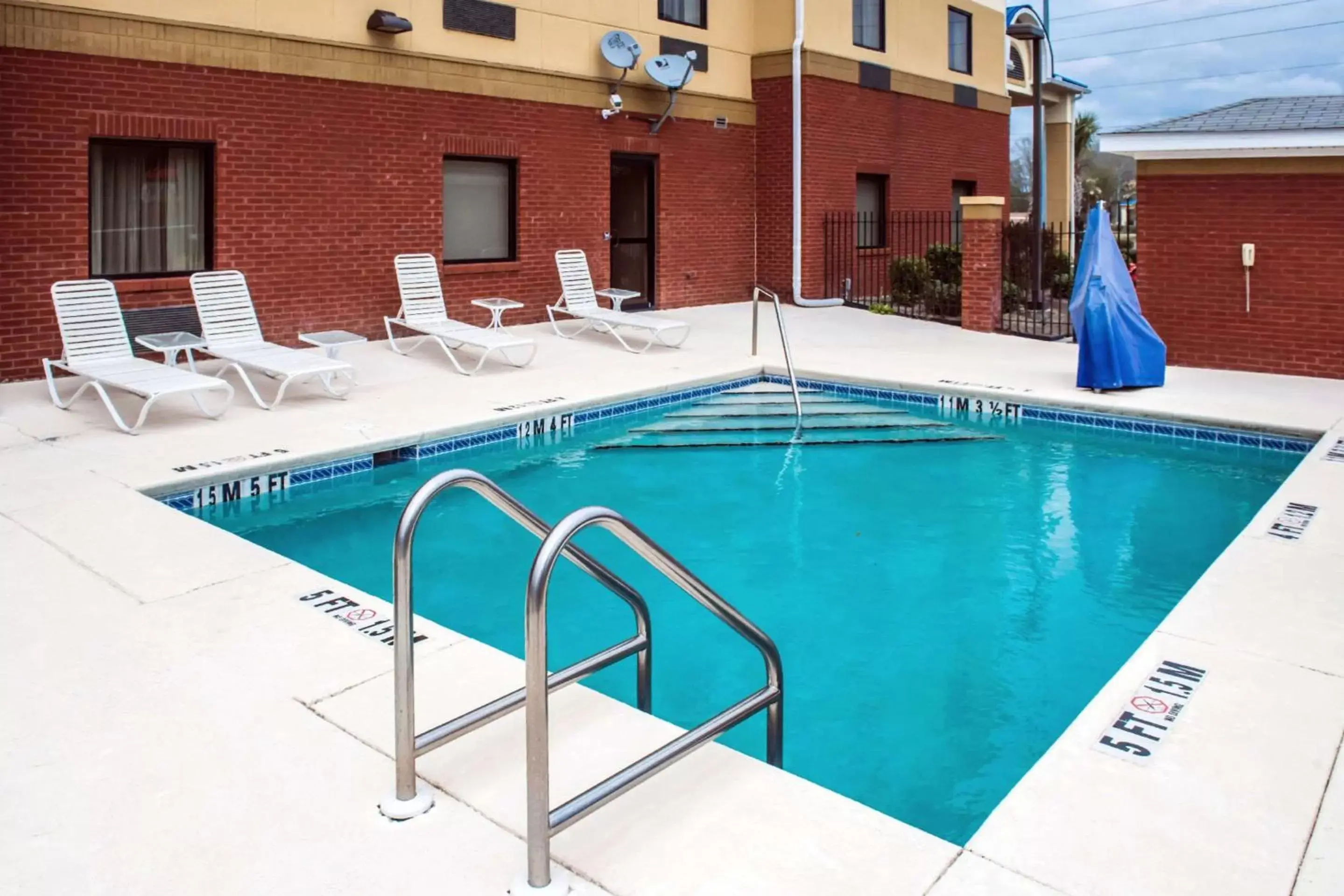 Swimming Pool in Comfort Inn & Suites Chipley I-10