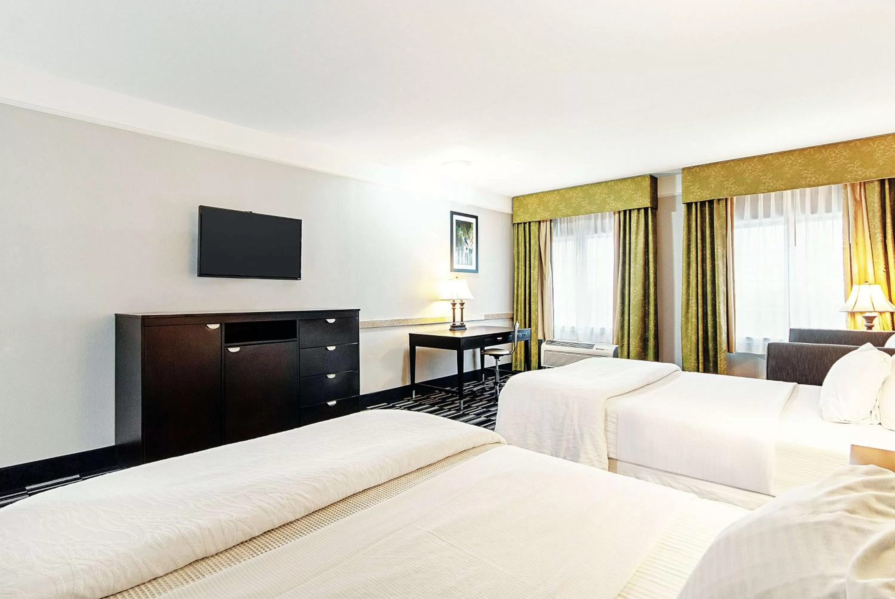 Photo of the whole room, Bed in La Quinta by Wyndham Alamo-McAllen East