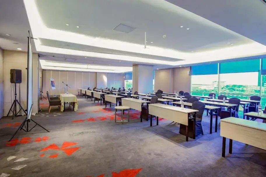 Meeting/conference room, Restaurant/Places to Eat in FOX Hotel Pekanbaru