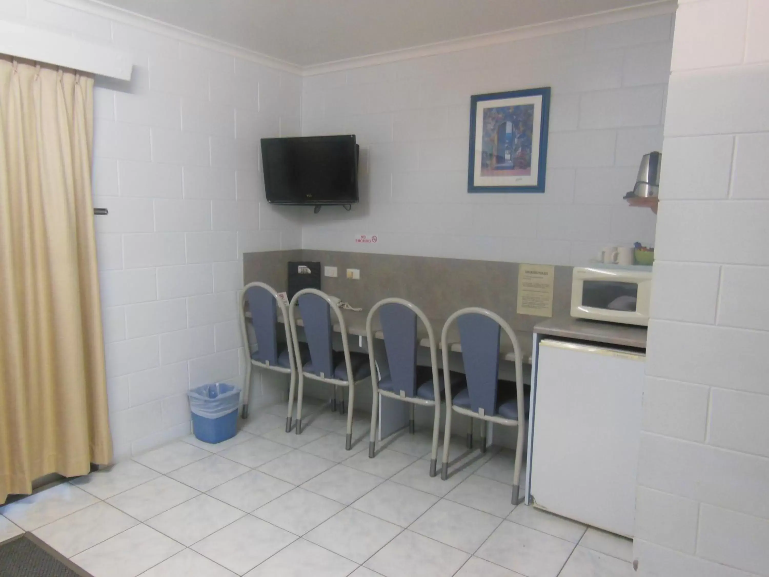 Kitchen or kitchenette, Dining Area in Country Road Motel
