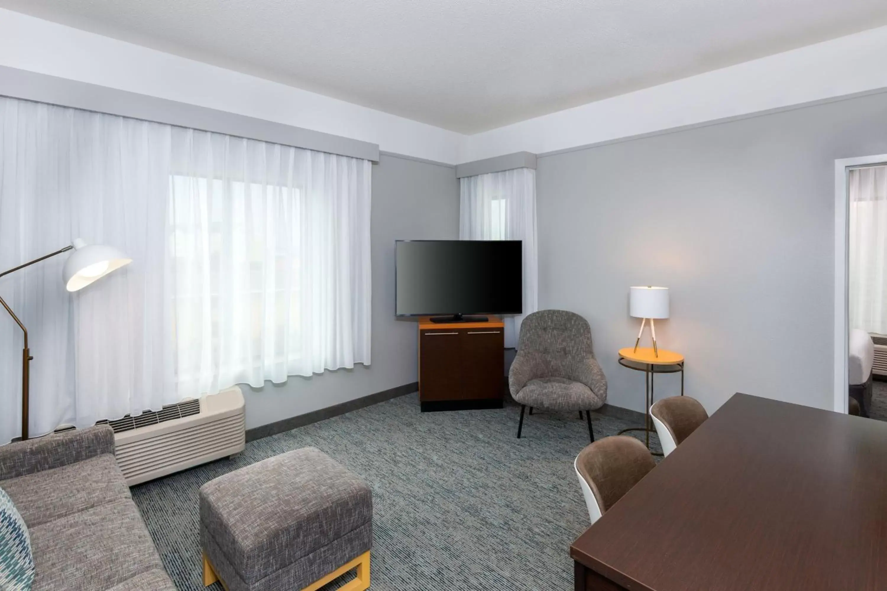 Bedroom, TV/Entertainment Center in TownePlace Suites Buffalo Airport