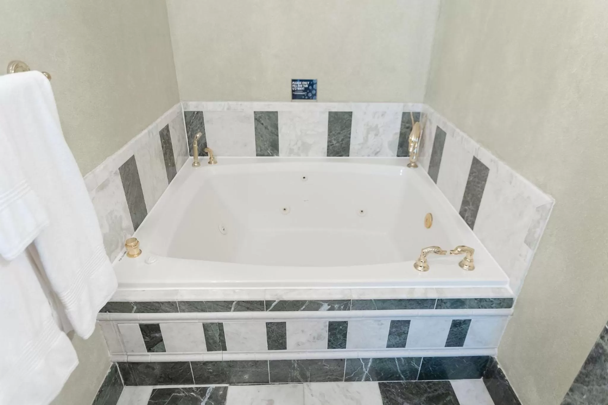 Bathroom in 1840s Carrollton Inn