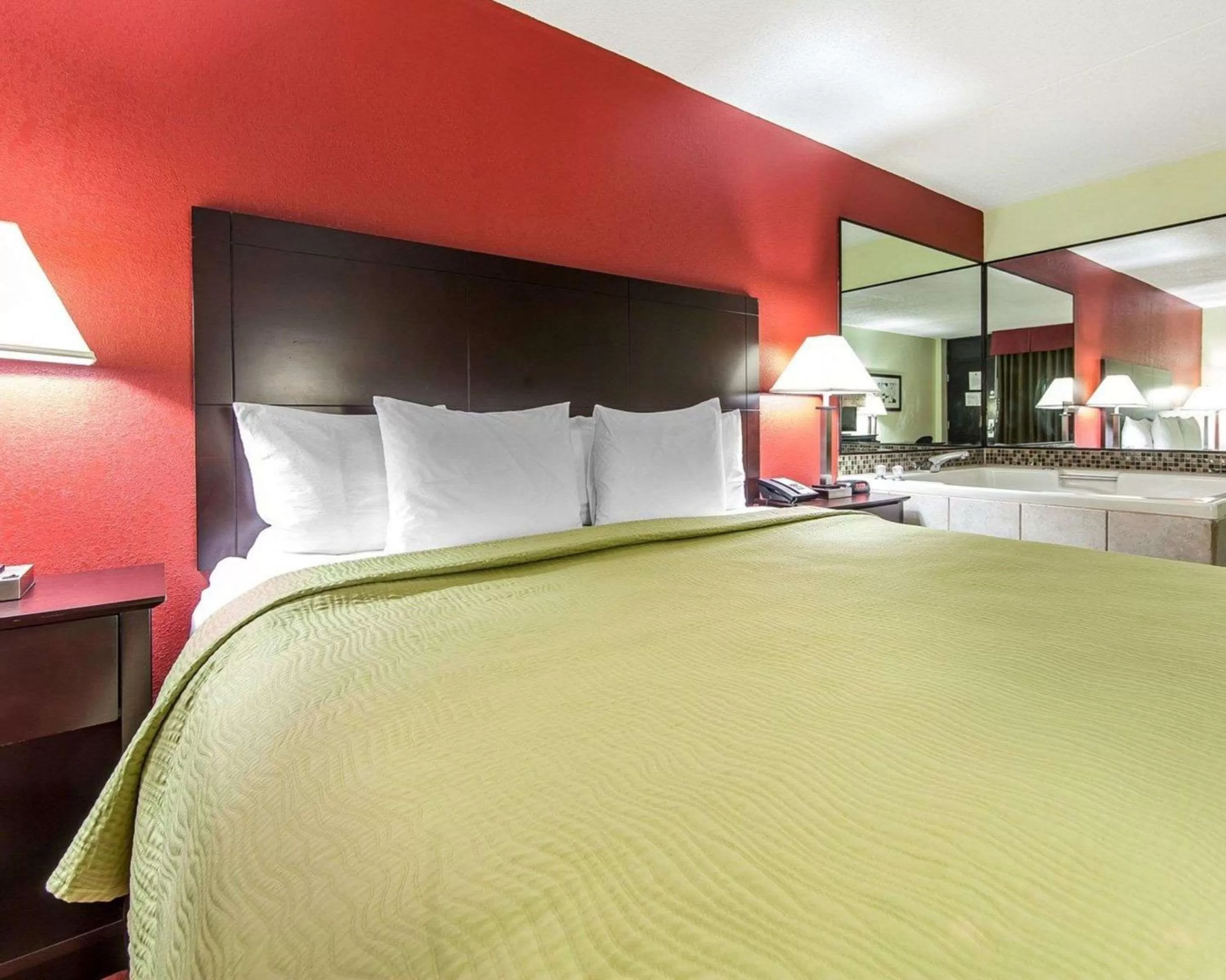 Photo of the whole room, Bed in Quality Inn West I - 75