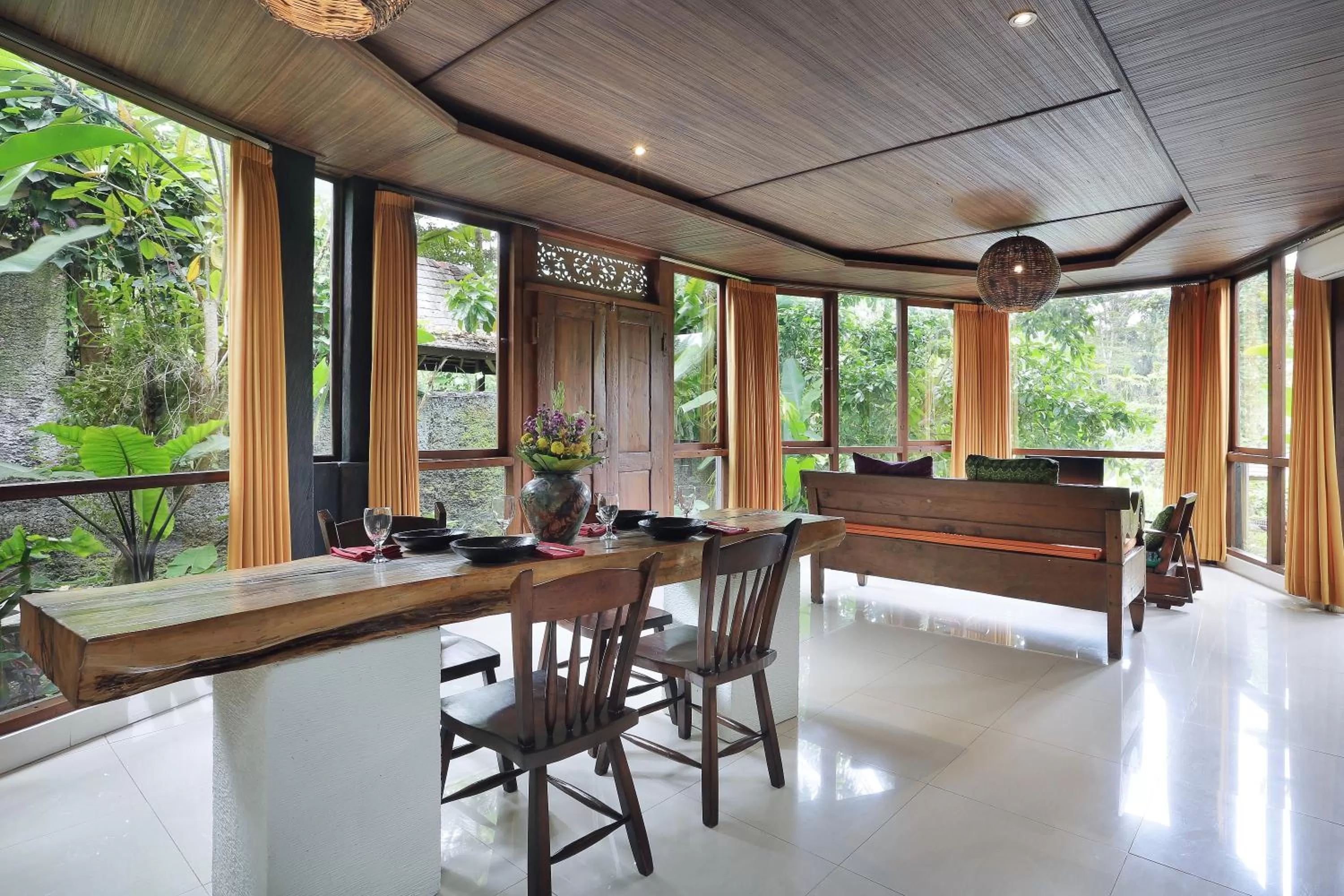 Communal lounge/ TV room in Gusde Tranquil Villas by EPS