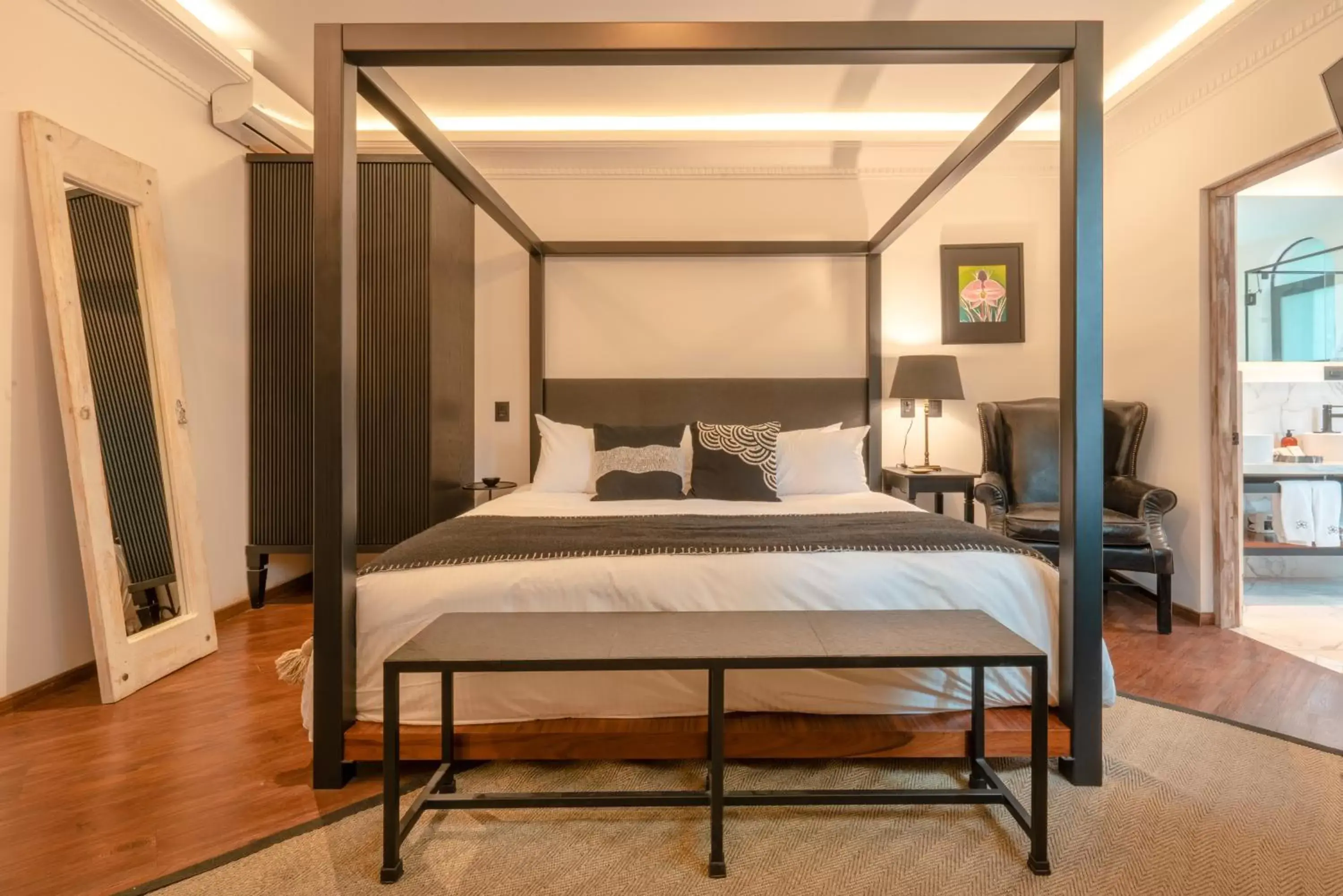 Photo of the whole room, Bed in Orchid House Polanco