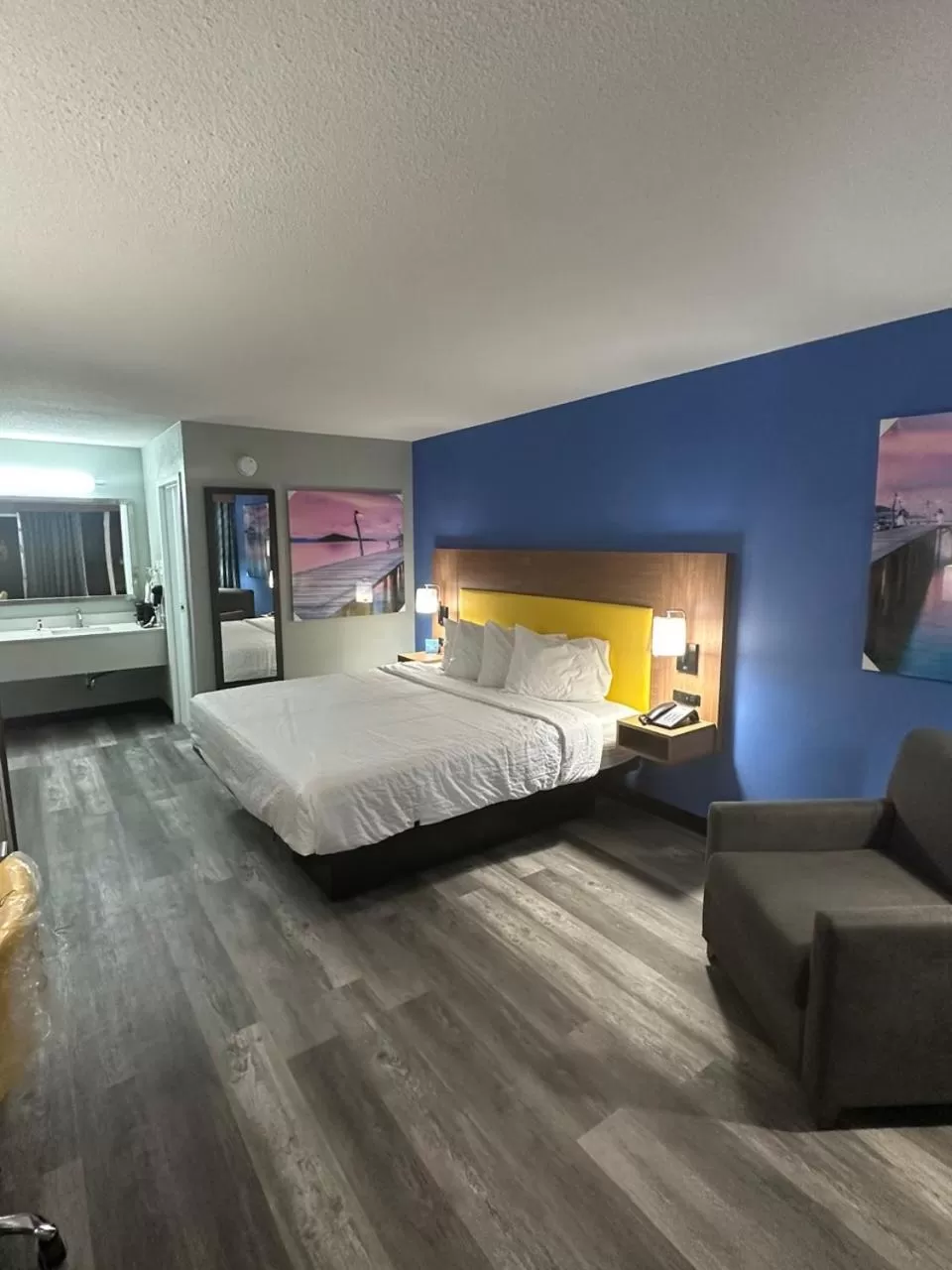 Bedroom, Bed in Days Inn & Suites by Wyndham Jennings