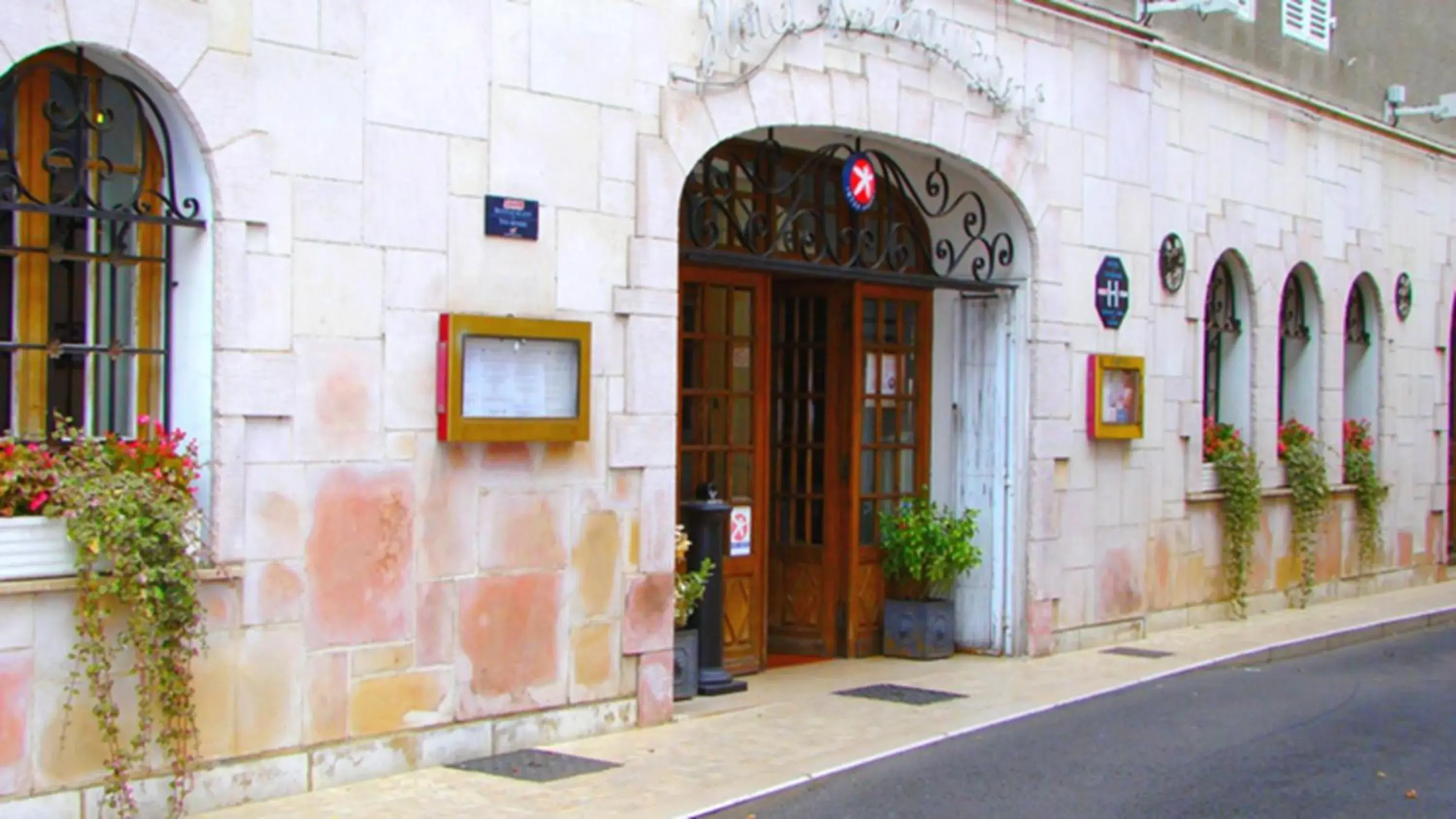 Facade/entrance in The Originals Boutique, Hostellerie des Trois Pigeons, Paray-le-Monial (Inter-Hotel)