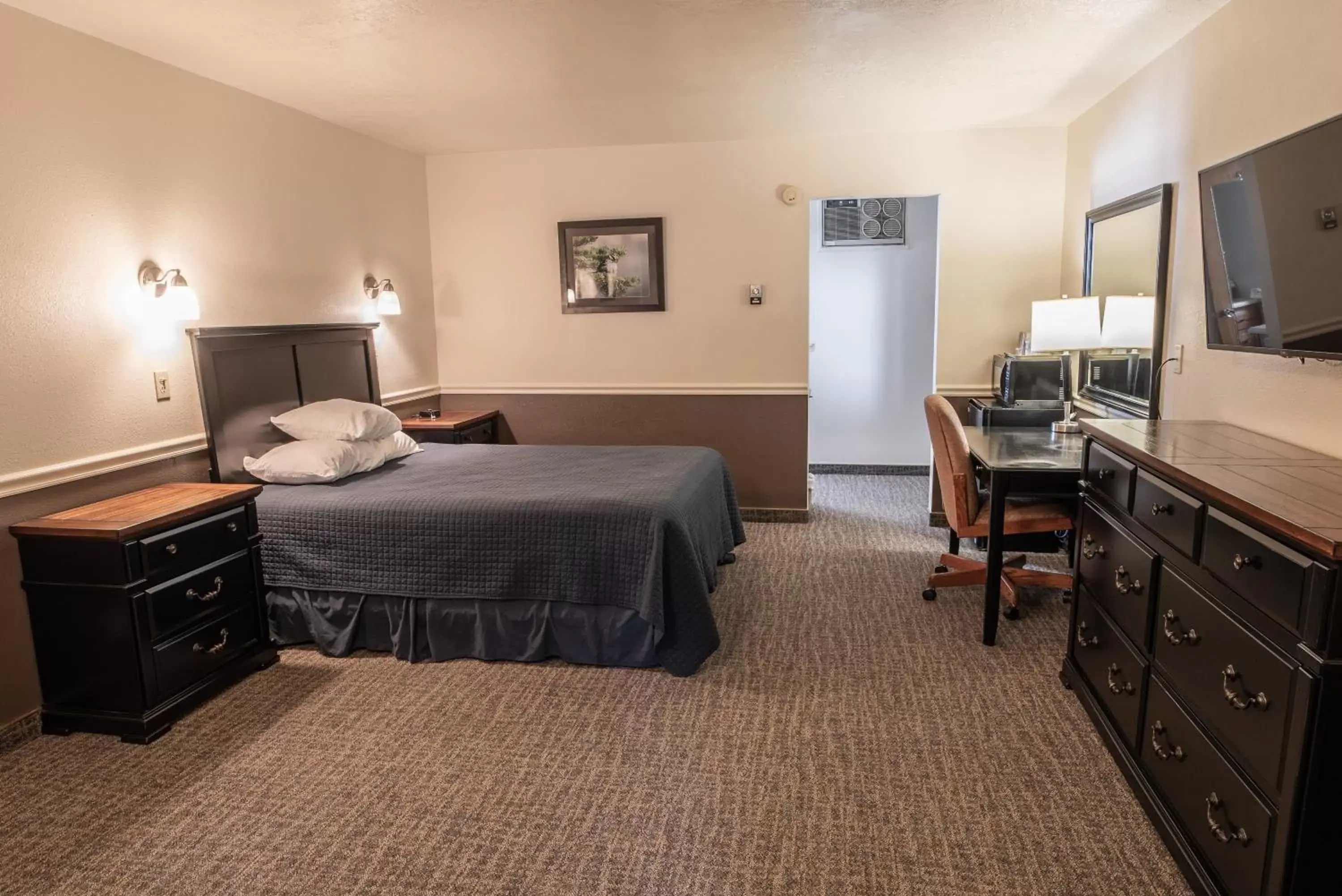 Bedroom, Bed in Clover Creek Inn