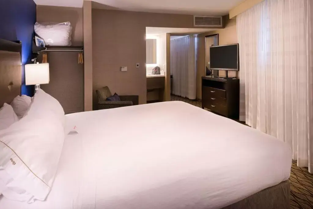 Bed in Holiday Inn Express Hotel & Suites Pasadena-Colorado Boulevard, an IHG Hotel